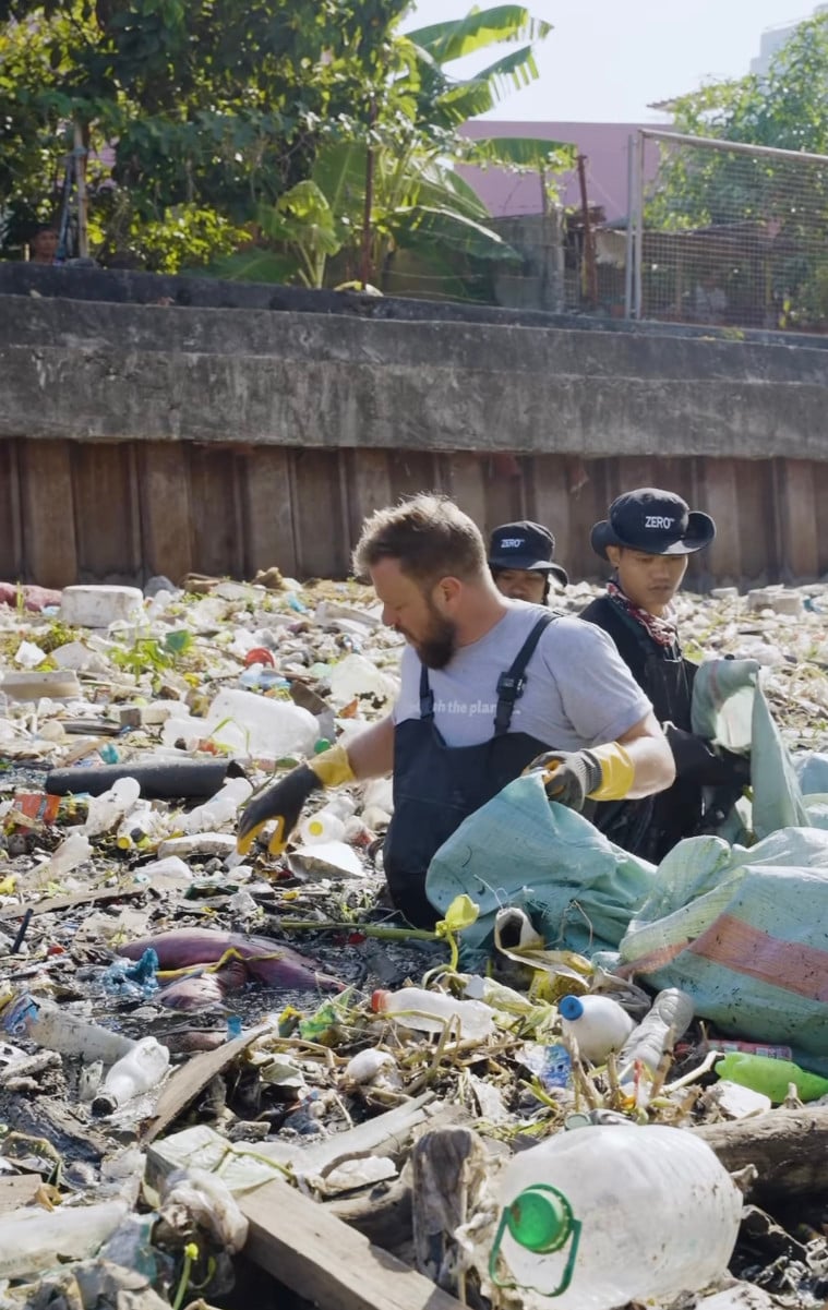 Australian entrepreneur Mike Smith picks up trash in the waste-filled Taguig-Pateros River that runs south of Metro Manila. Photo: Mike Smith/Zero Co