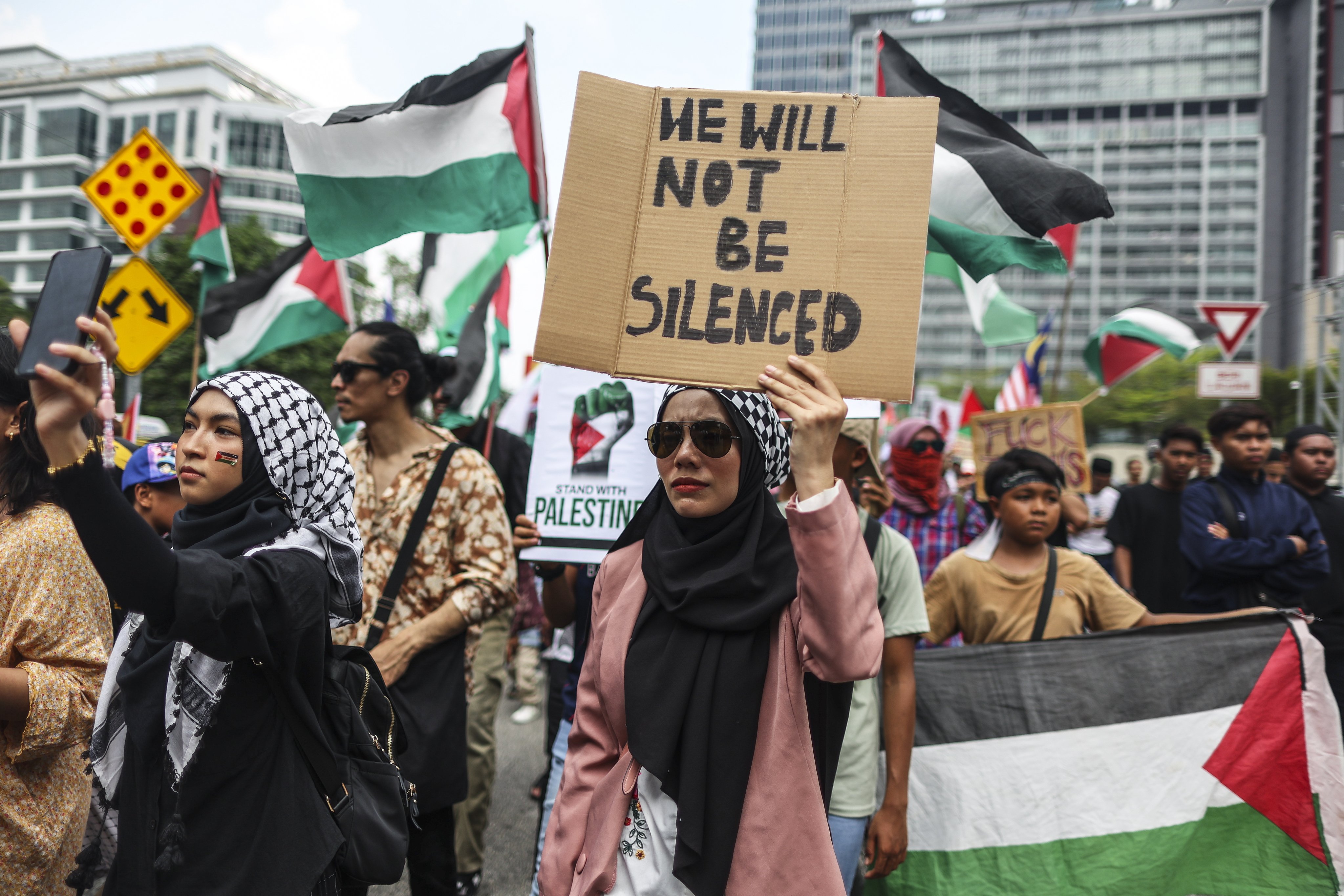 Protesters hold a rally on April 5 outside the US embassy in Kuala Lumpur, Malaysia, in solidarity with the Palestinian people. Photo: EPA-EFE