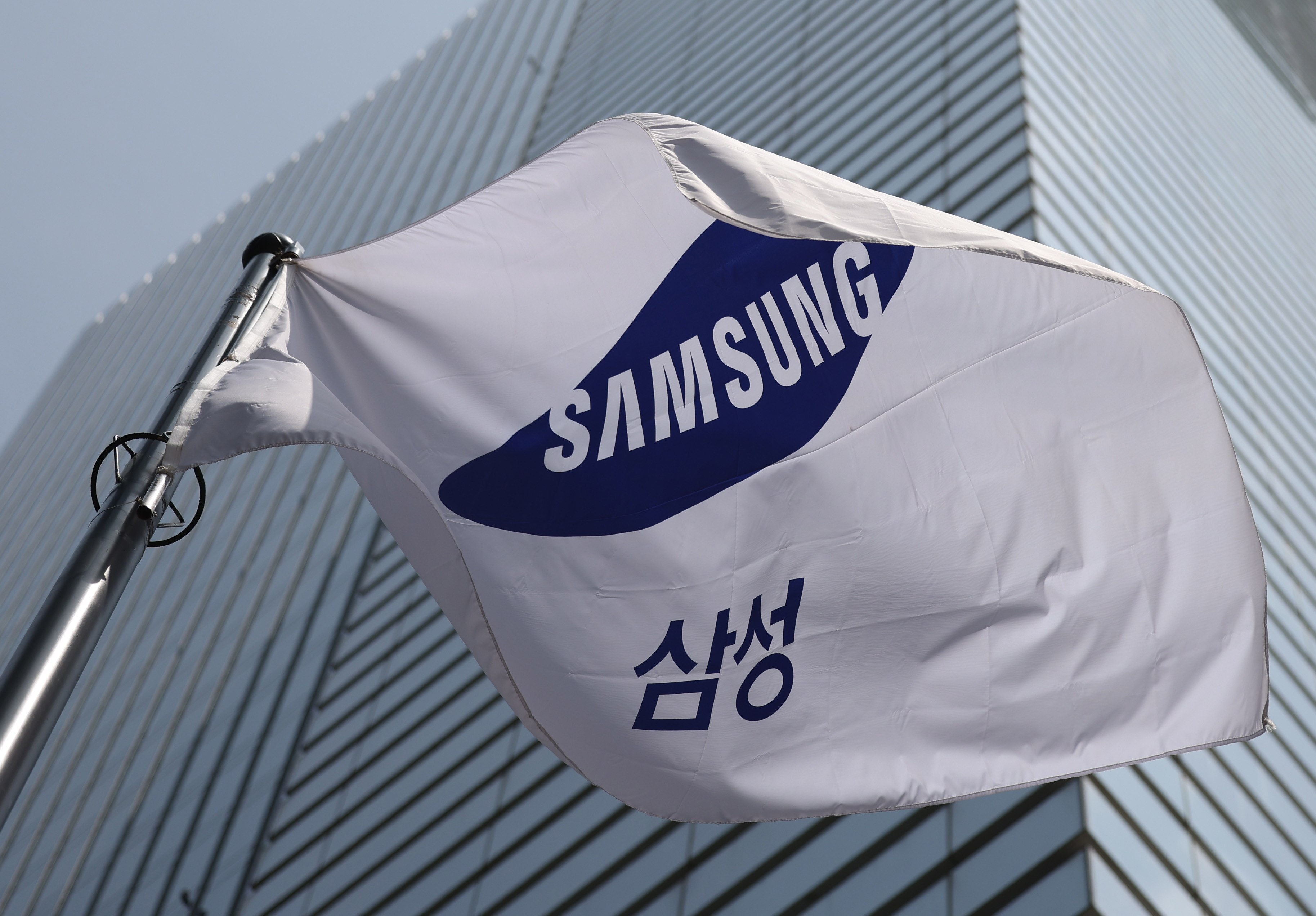 A flag of Samsung Electronics, the world’s largest maker of memory chips and smartphones, flutters outside its headquarters in Seoul, South Korea, on April 28, 2022. Photo: EPA-EFE