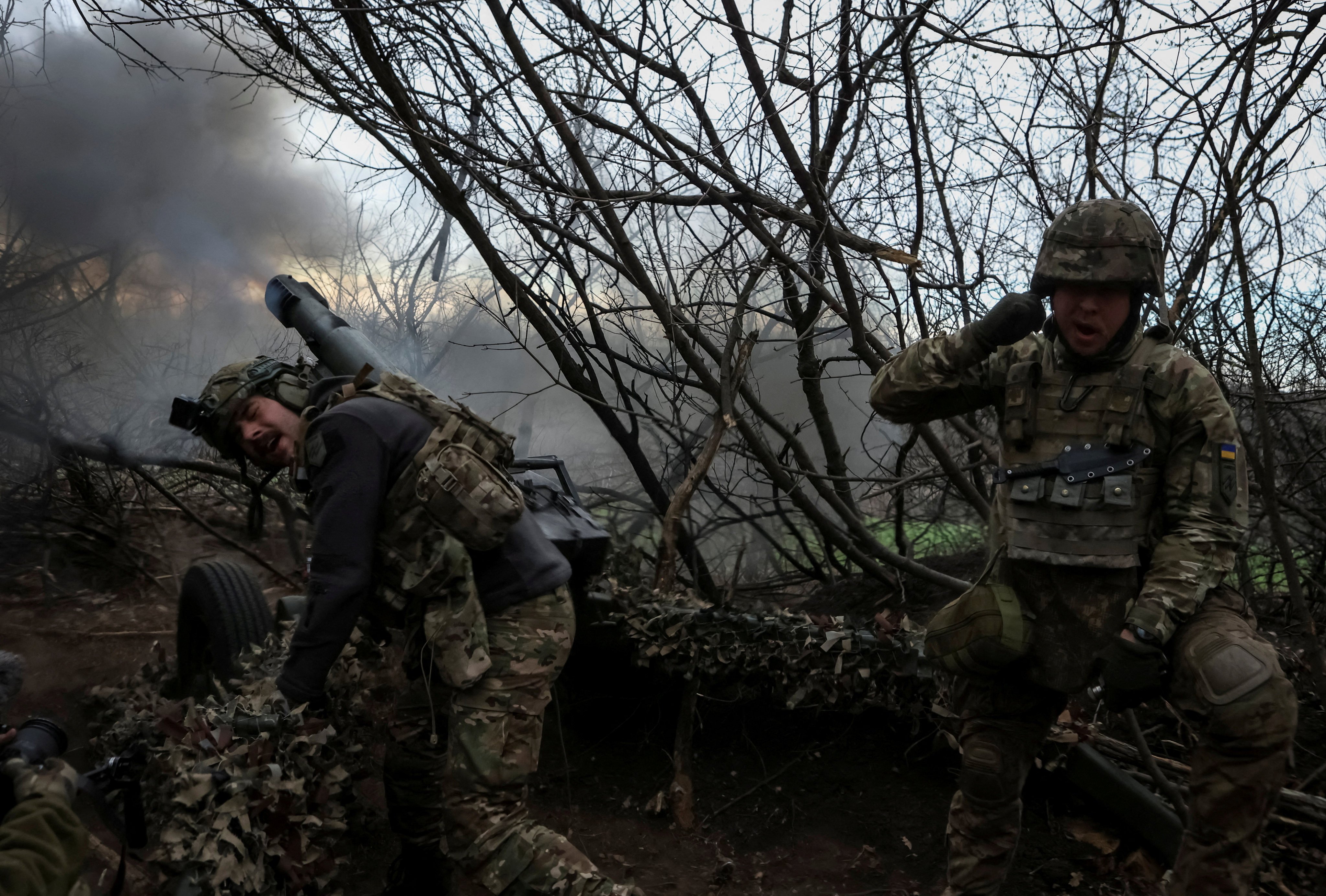 Ukrainian servicemen fire a howitzer towards Russian troops. US aid for Ukraine has been stalled for months. Photo: Reuters