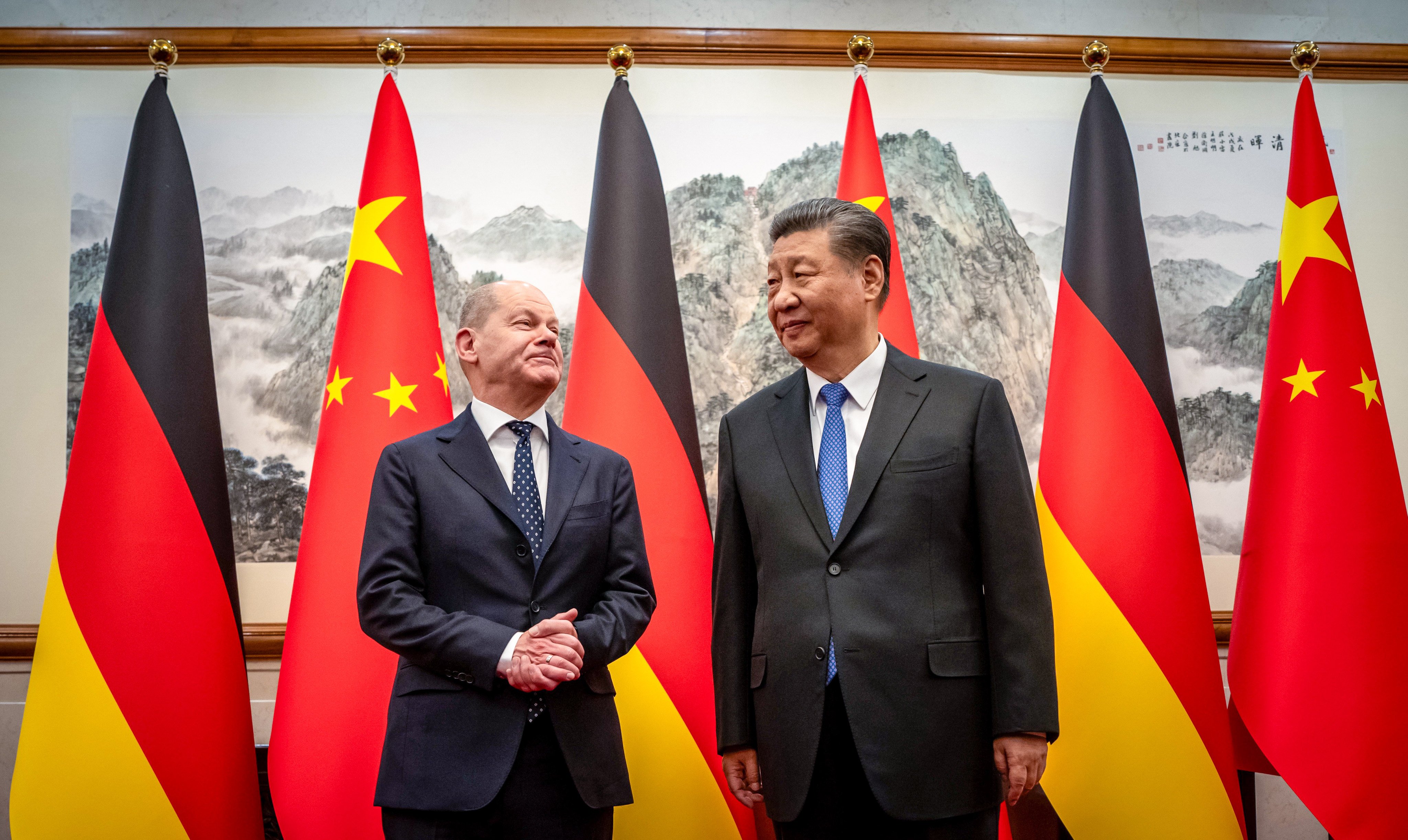Chinese President Xi Jinping welcomes German Chancellor Olaf Scholz to the State Guest House. Photo: dpa