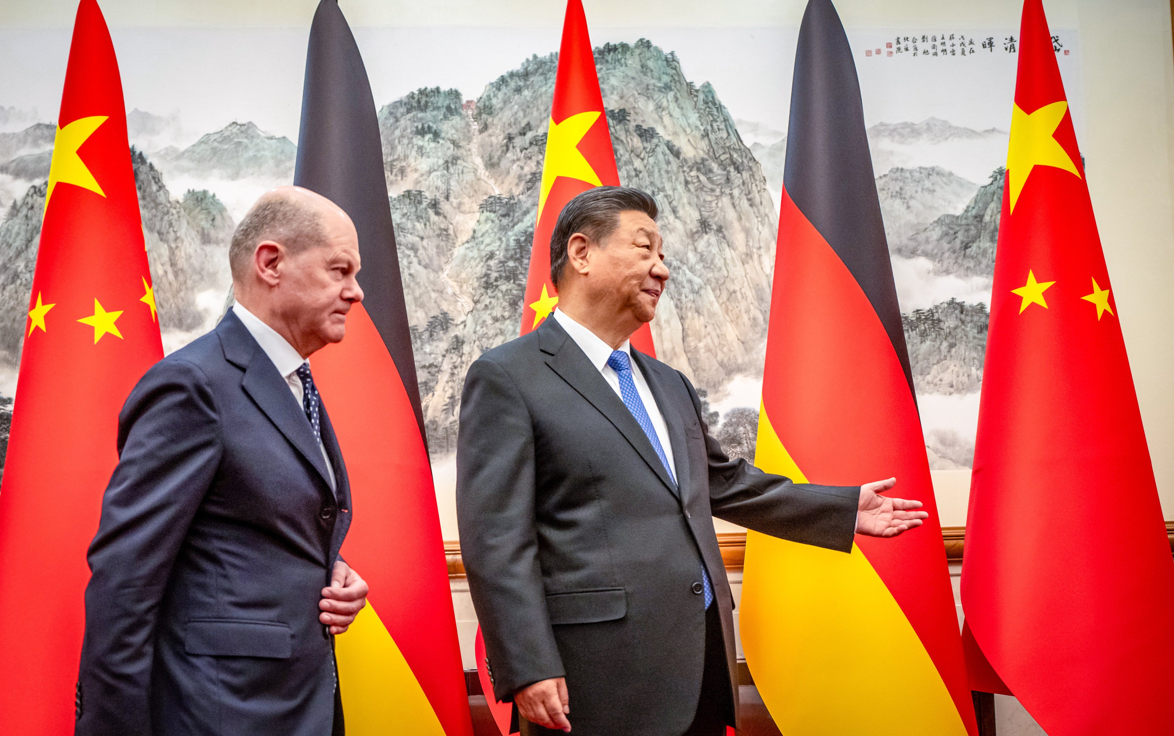 Chinese President Xi Jinping welcomes German Chancellor Olaf Scholz at the State Guest House on Tuesday, April 16. Photo: DPA