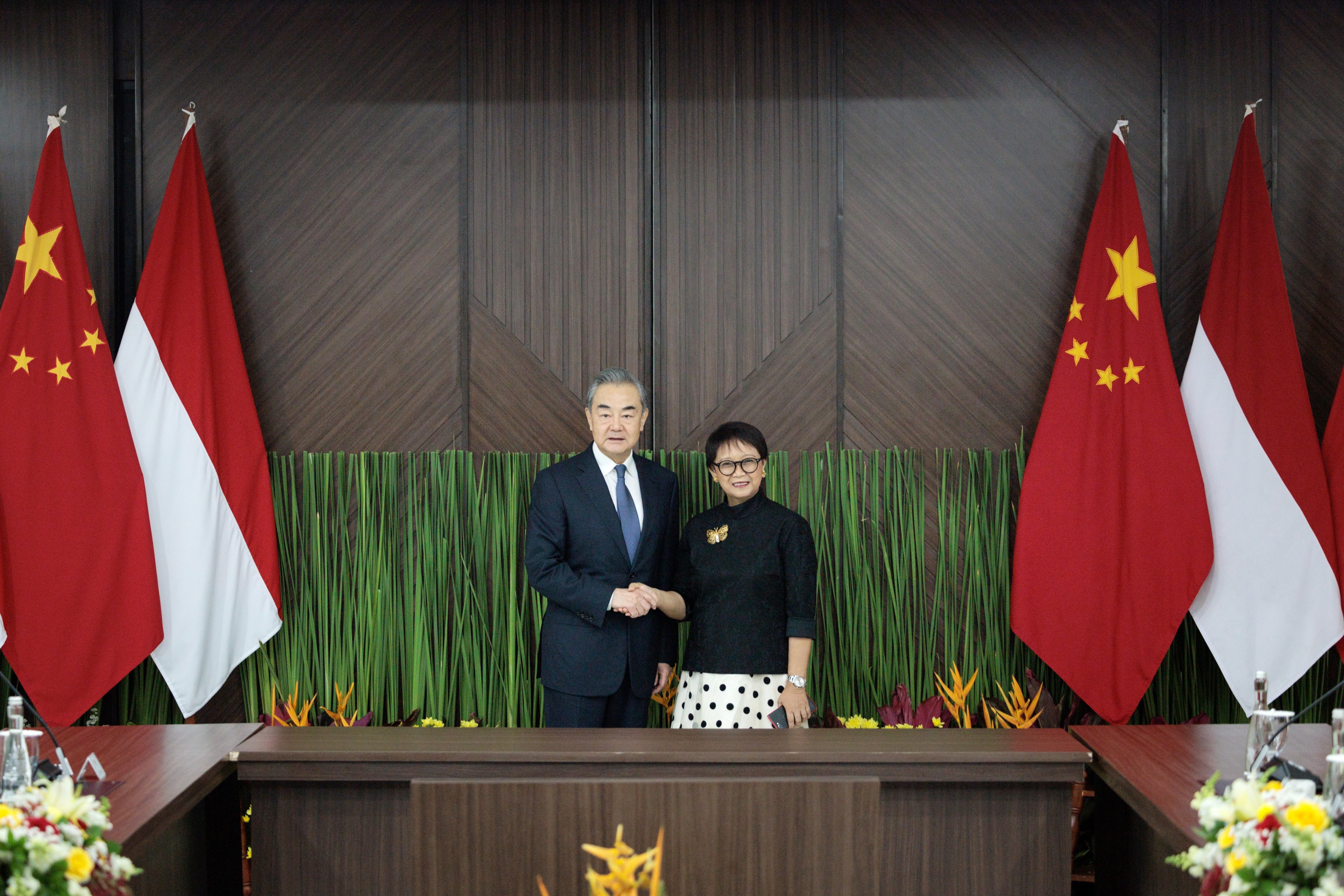 Indonesian Foreign Minister Retno Marsudi welcomes her Chinese counterpart Wang Yi at the start of his visit to Indonesia.  Photo: EPA-EFE