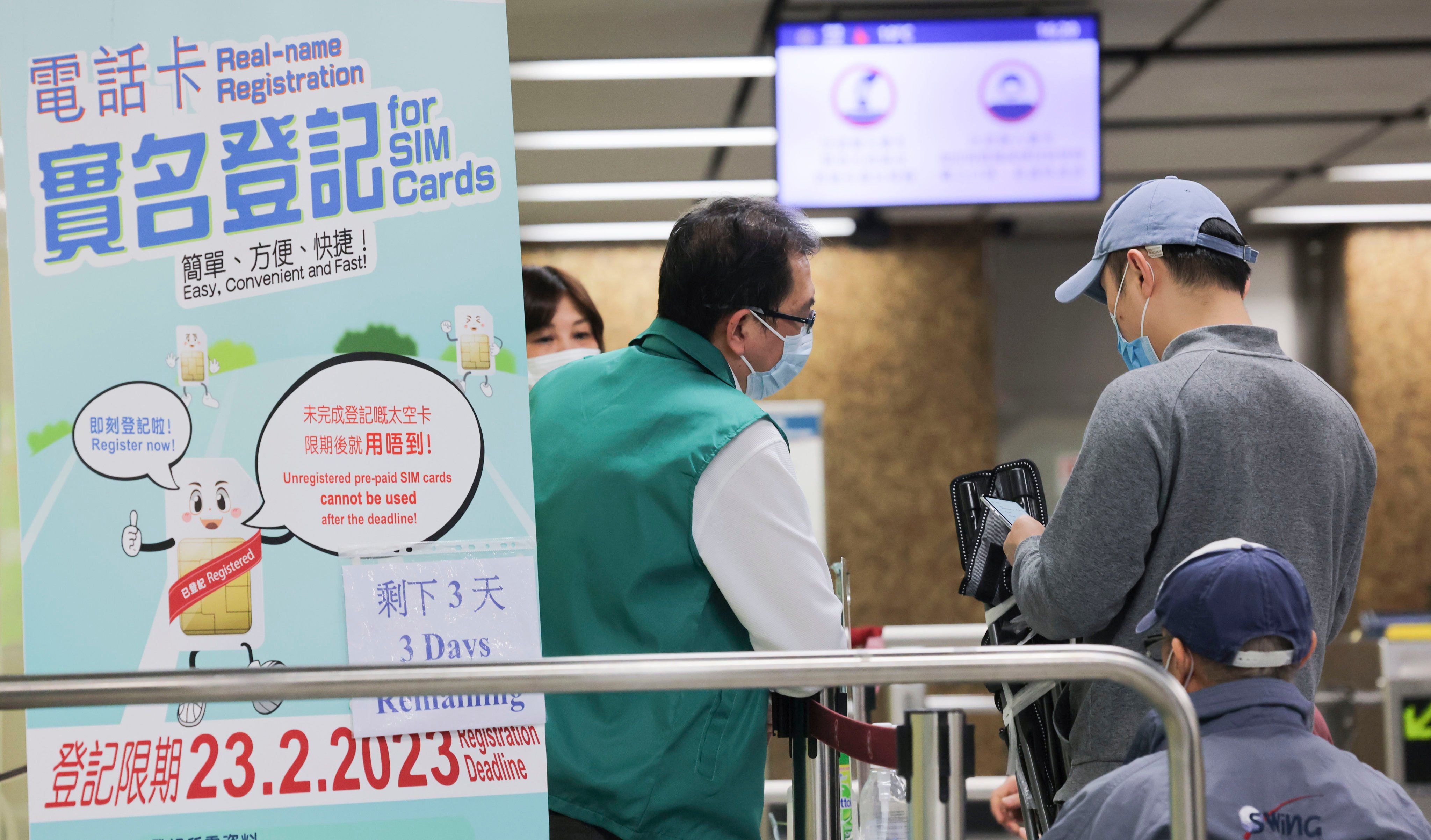 People queue up to register for SIM card at a support station in the Wong Tai Sin MTR station. Photo: Jelly Tse
