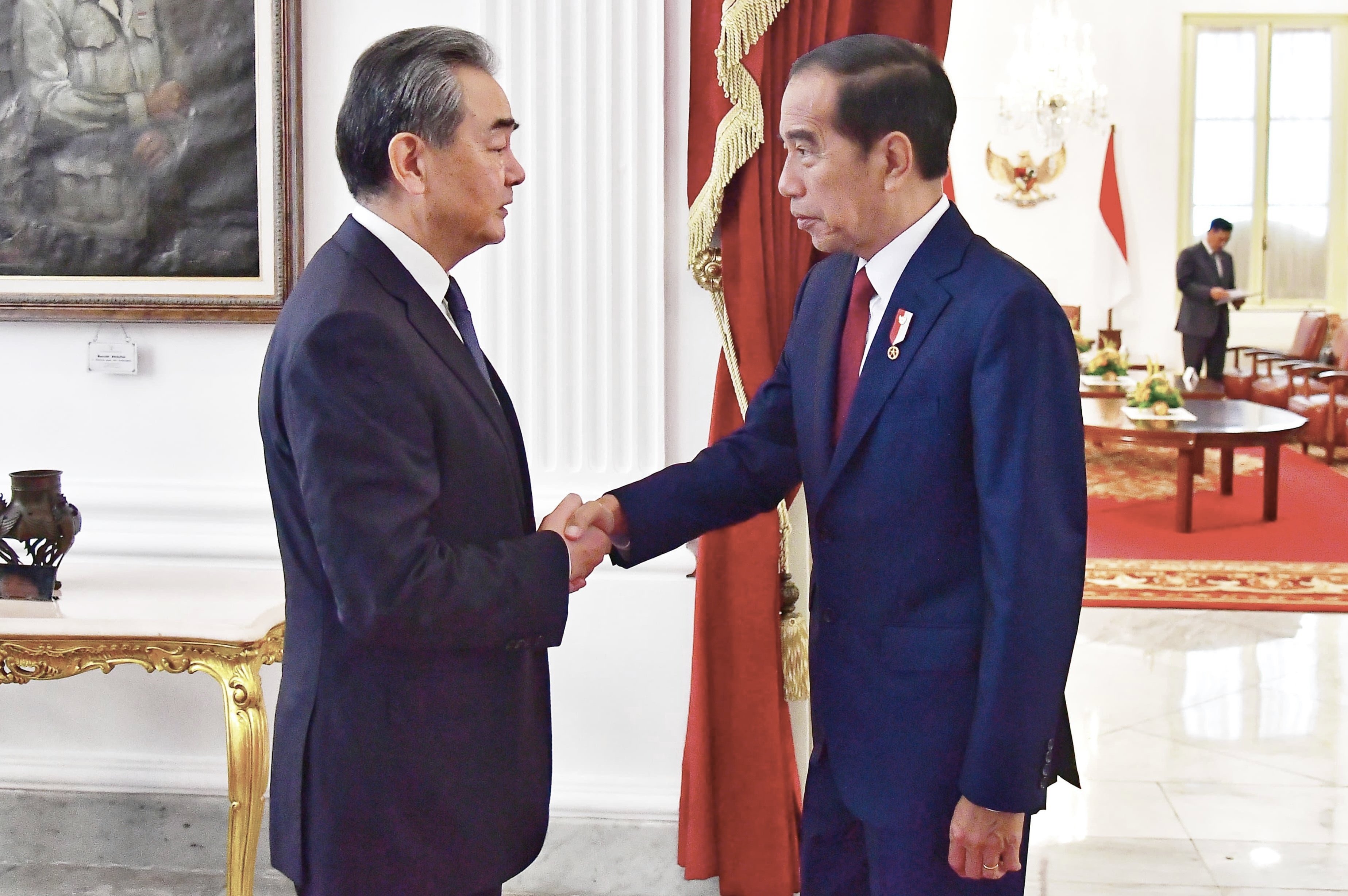 Indonesian President Joko Widodo (right) greets Chinese Foreign Affairs Minister Wang Yi at the palace in Jakarta, Indonesia, on Thursday. Photo: EPA-EFE/Indonesia’s presidential palace