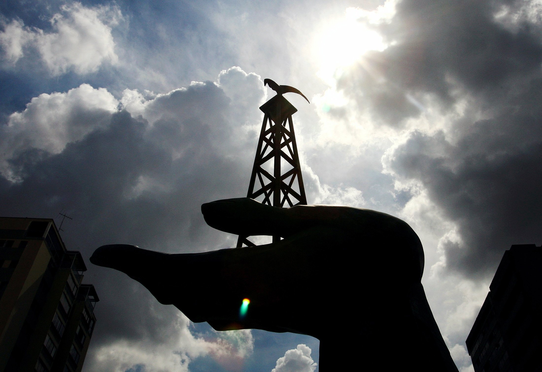A statue of an oil rig in front of the Energy Ministry building in the Venezuelan capital Caracas. The United States this week decided to reinstate oil sanctions on key oil producer Venezuela. Photo: Reuters