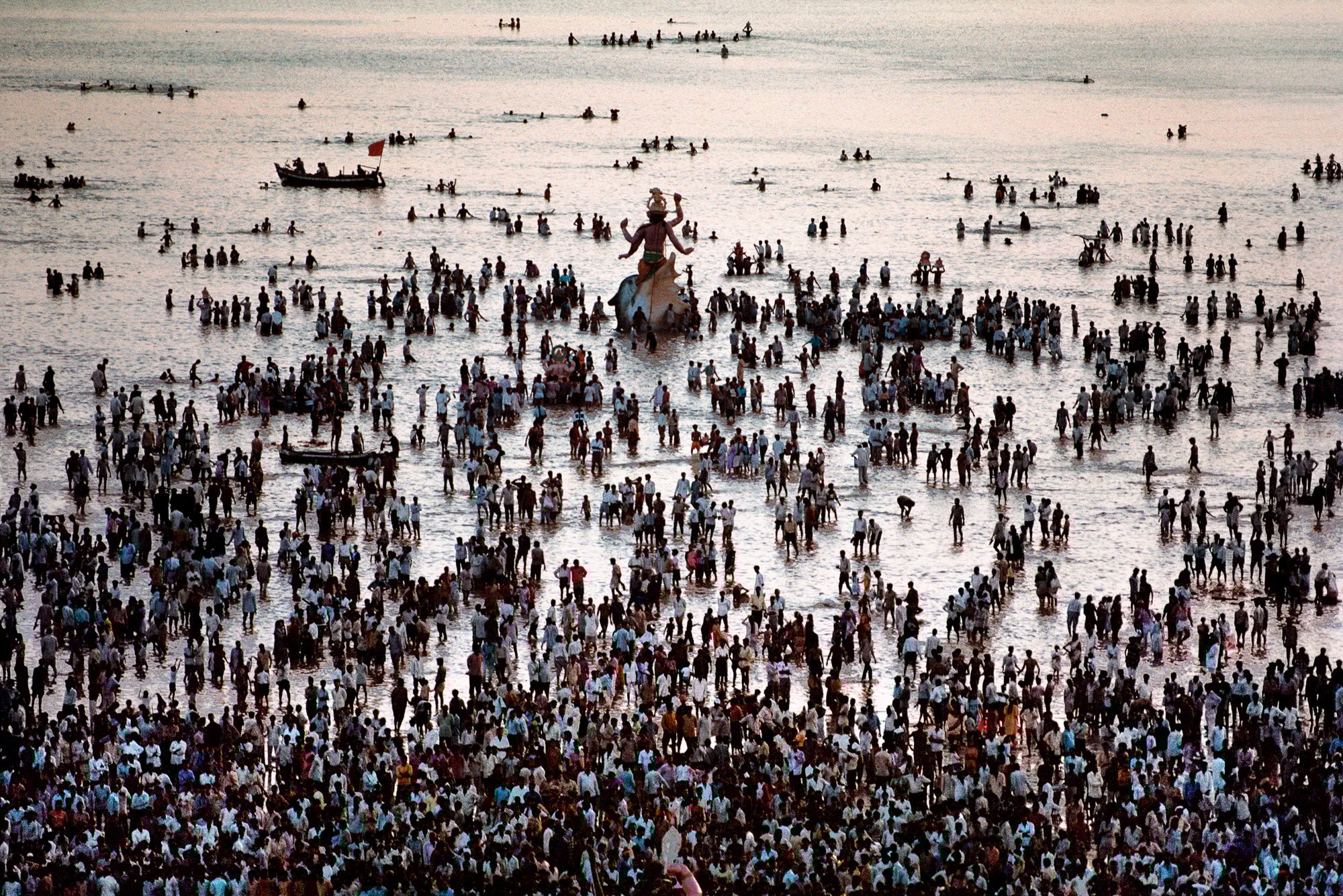 People gather for the Ganesh Chaturthi Festival on Chowpatty Beach in Mumbai (1994). Photo: Steve McCurry