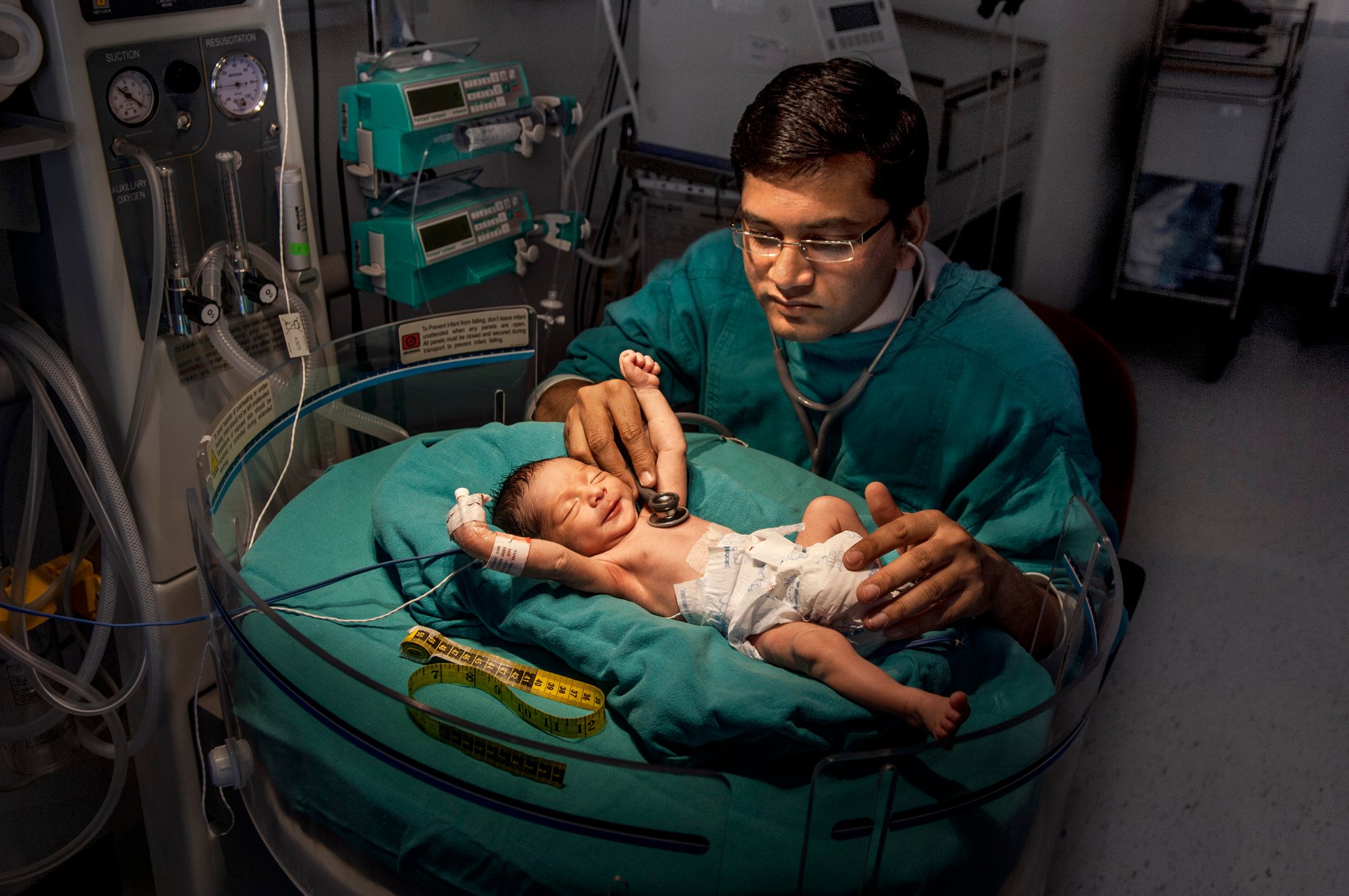 A premature baby is examined by a doctor at Fortis Hospital, in Jaipur, India (2008). Photo: Steve McCurry