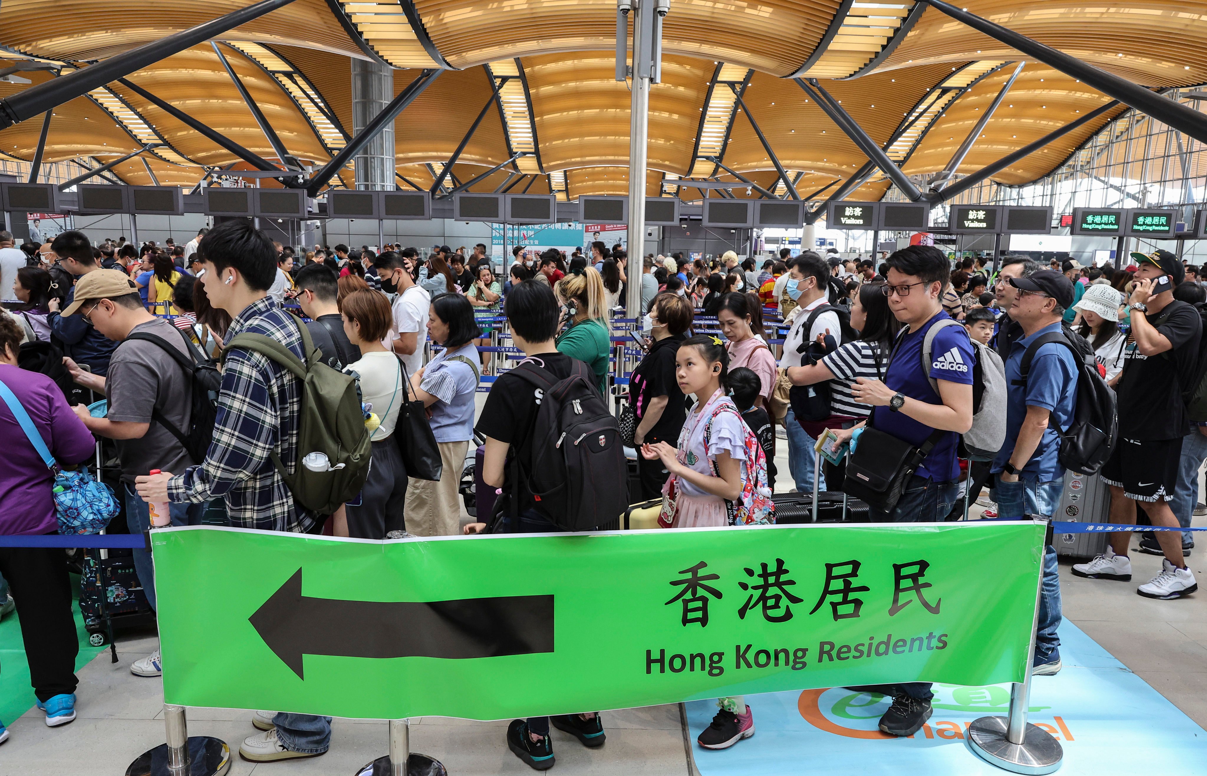 Travellers wait to cross the border at the Hong Kong-Zhuhai-Macau Bridge checkpoint on the first day of the Easter holiday on March 29. Photo: Edmond So