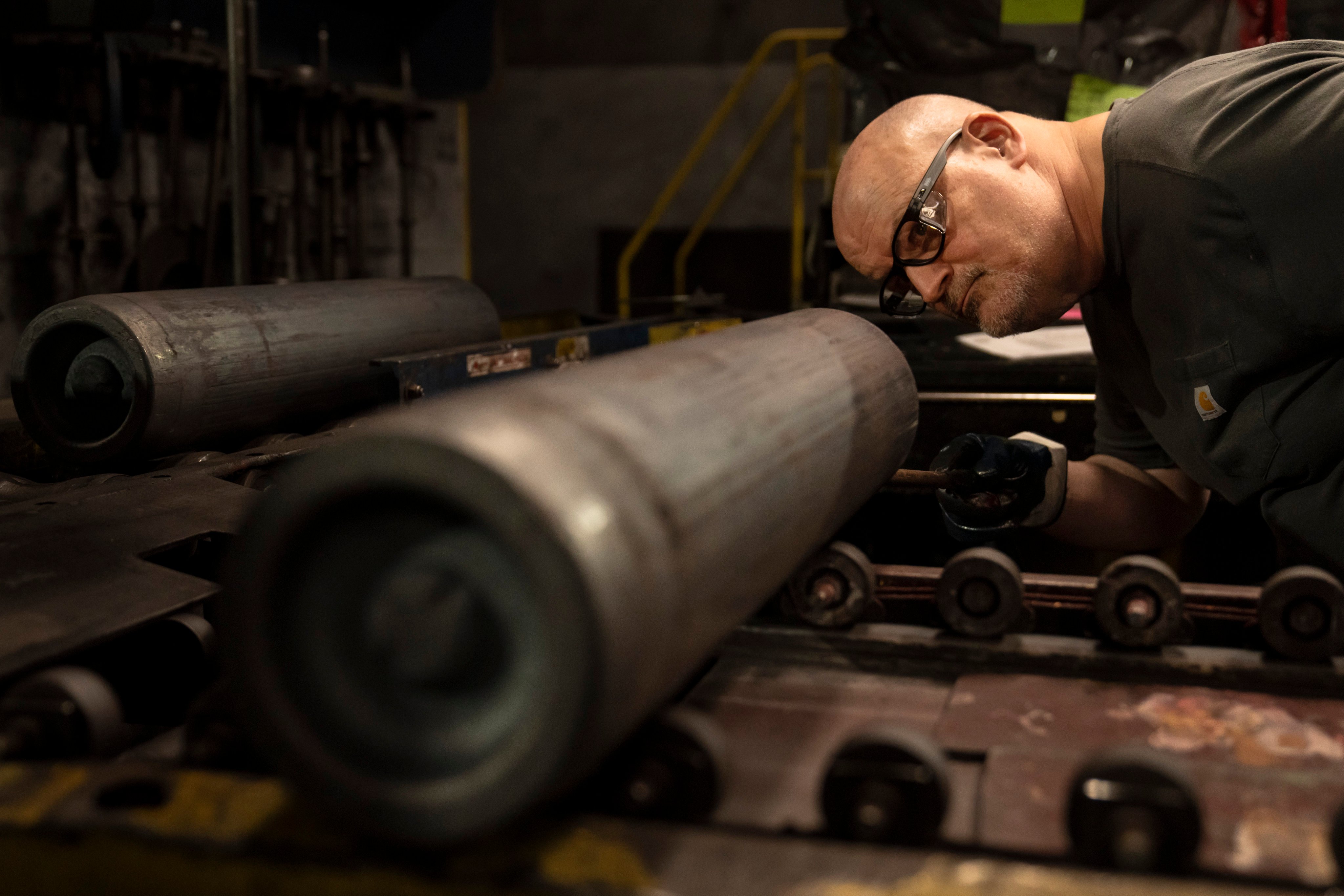 A steel worker inspects a 155mm M795 artillery projectile during the manufacturing process at the Scranton Army Ammunition Plant in Scranton, Pennsylvania, on Thursday. Photo: AP