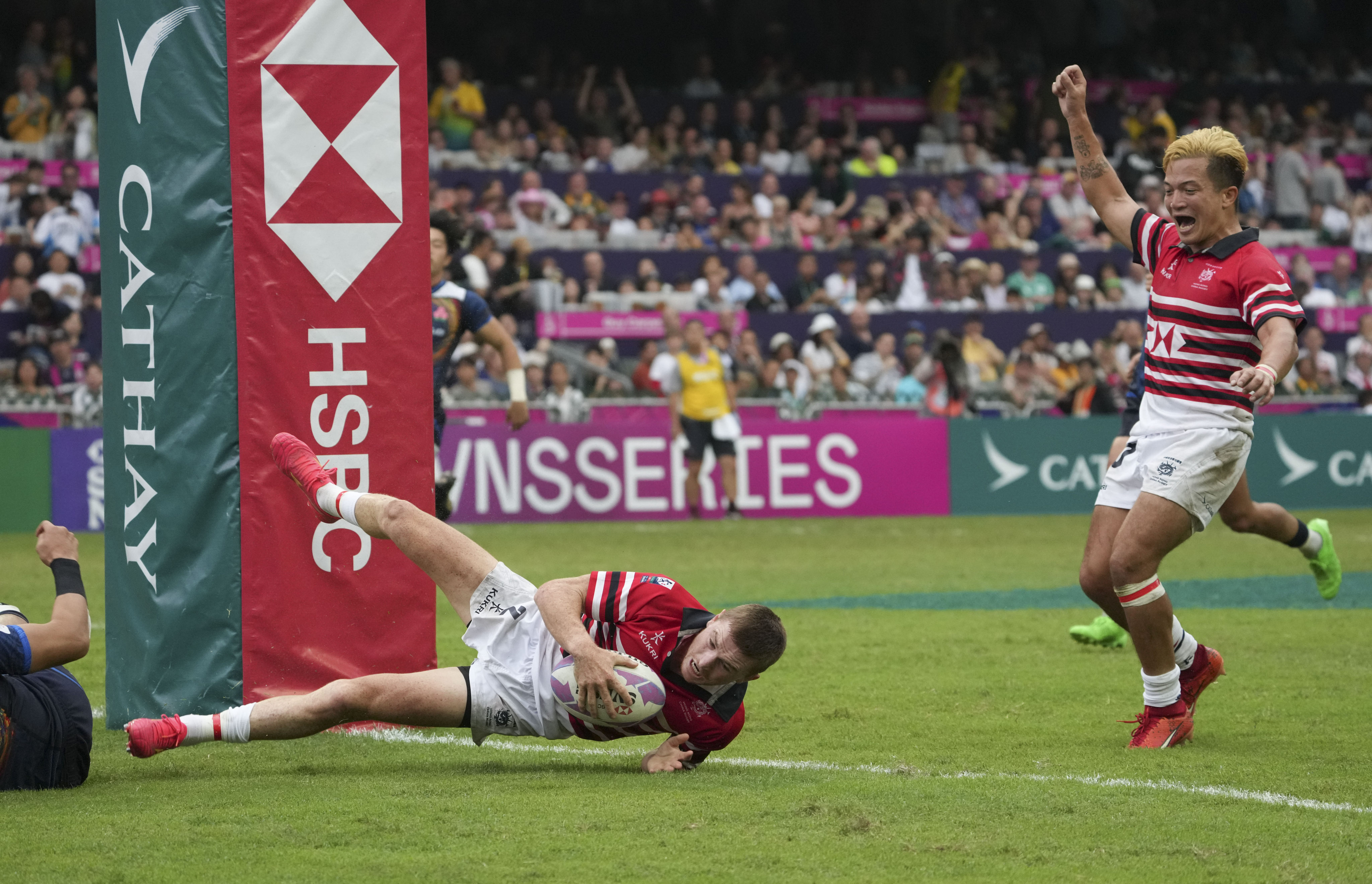 Hong Kong’s Hugo Stiles scores a try against Japan in the Melrose Claymore final as teammate James Christie celebrates. Photo: Sam Tsang