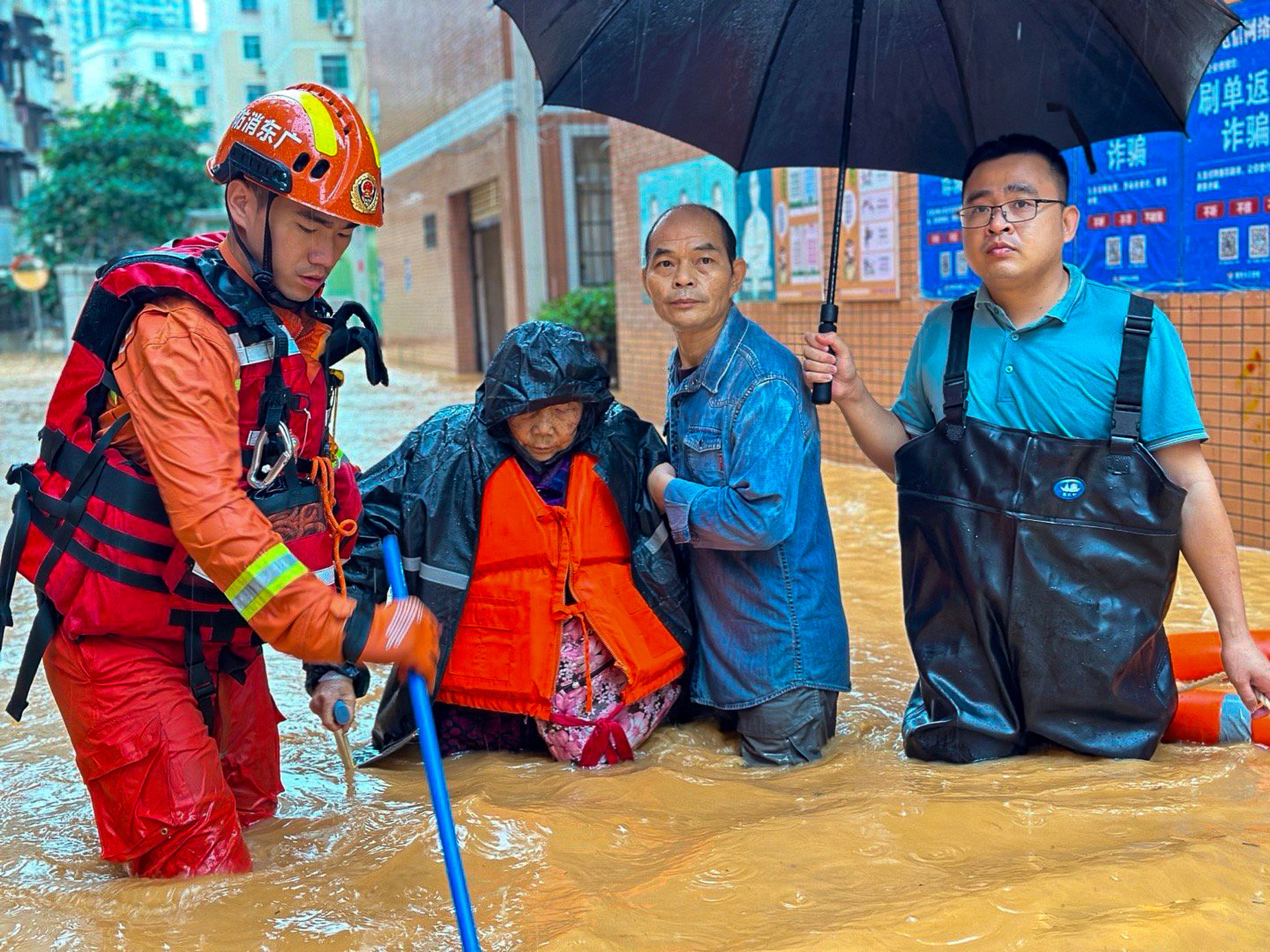 Rescuers help residents affected by floods in the city of Shaoguan in south China’s Guangdong province. Photo: Weibo/韶关消防