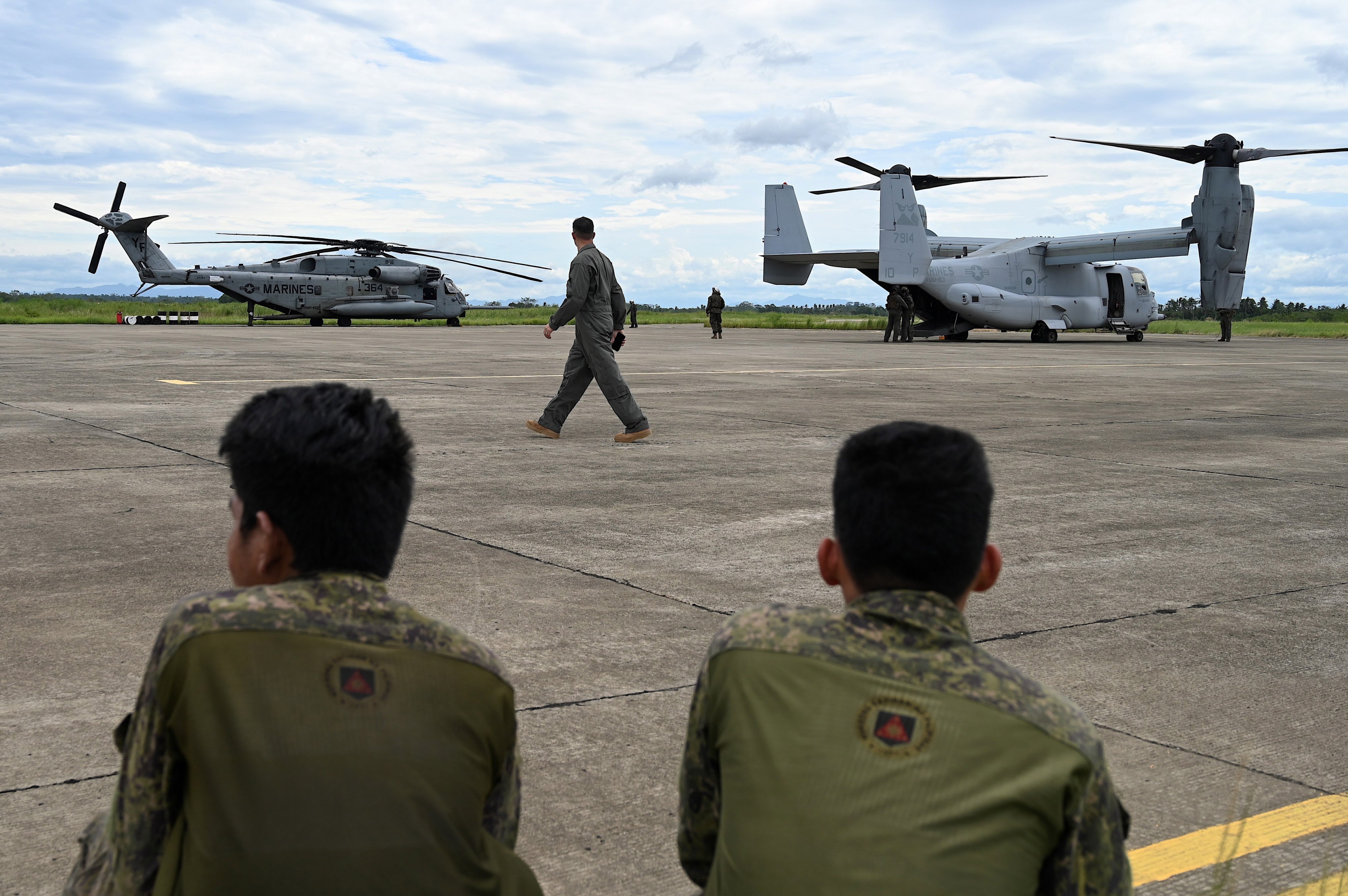 Filipino soldiers stand guard next to US aircraft at Lal-lo runway, in Cagayan province, northern Philippines, in August 2023. Photo: EPA-EFE