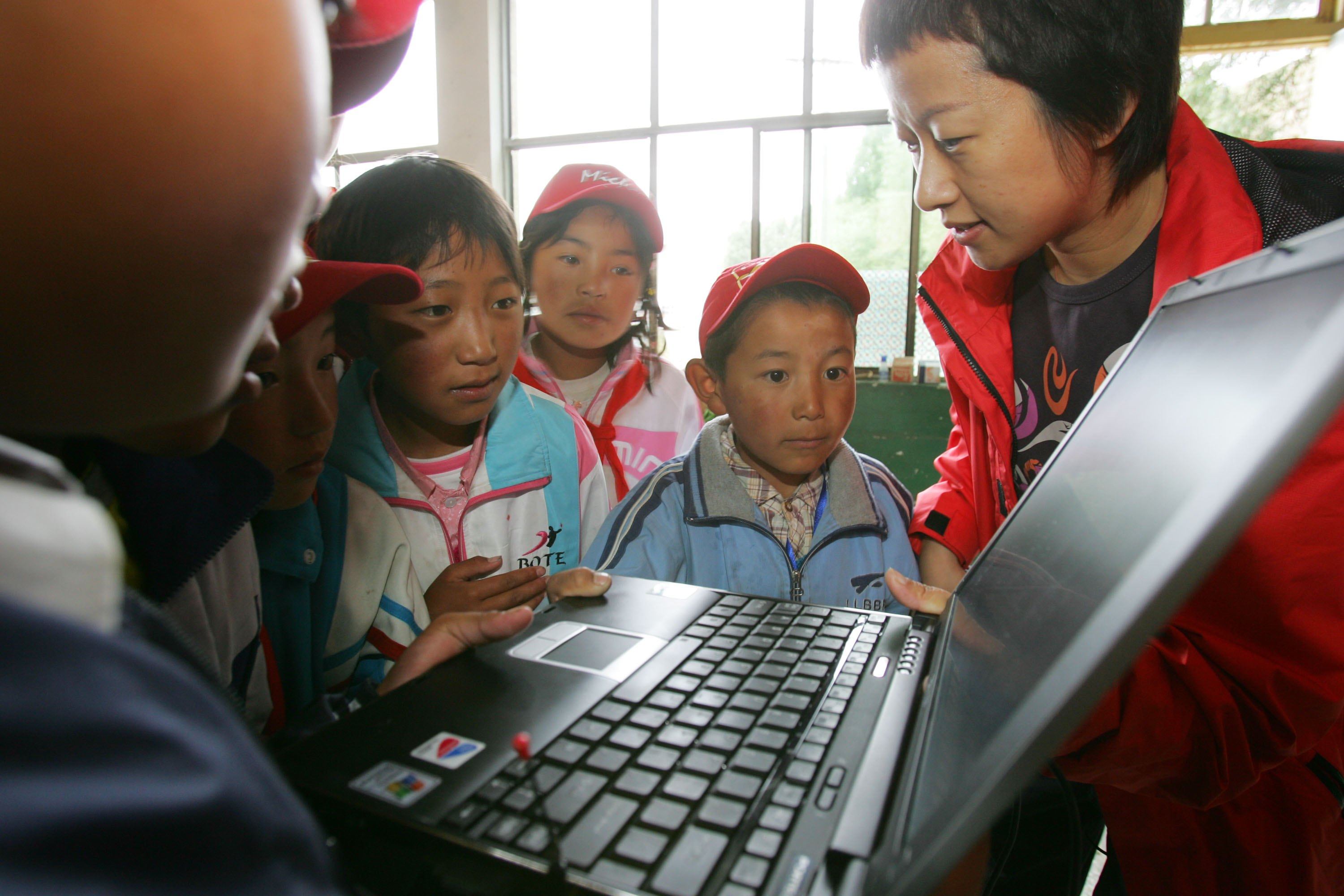 A teacher showed Tibetan students how to use a laptop computer in this photo dated 2006. China over the weekend marked the 30-year anniversary of its access to the global internet. Photo: China Photos/Getty Images