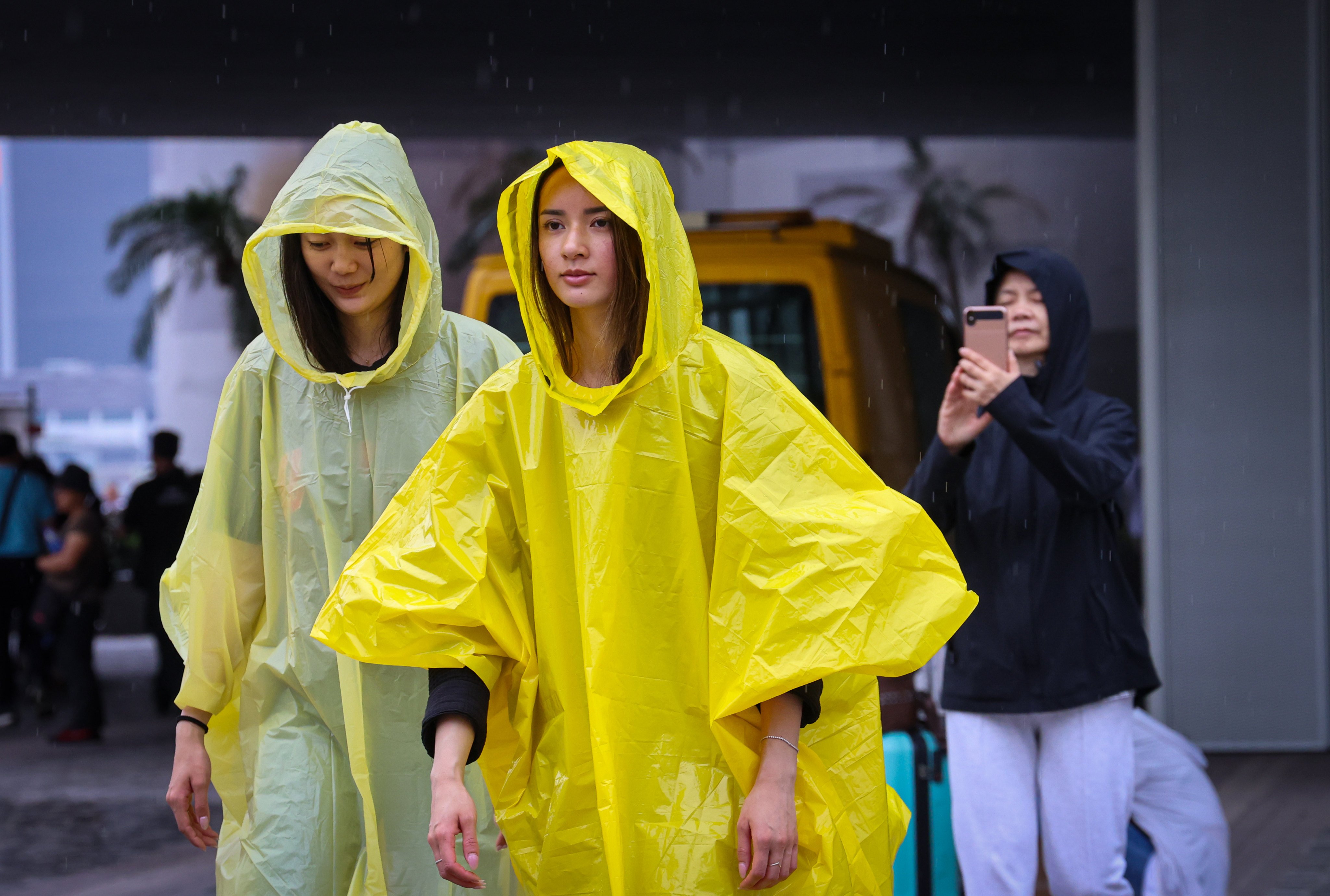 People on the Tsim Sha Tsui waterfront on Monday dress for the weather. Photo: Jelly Tse