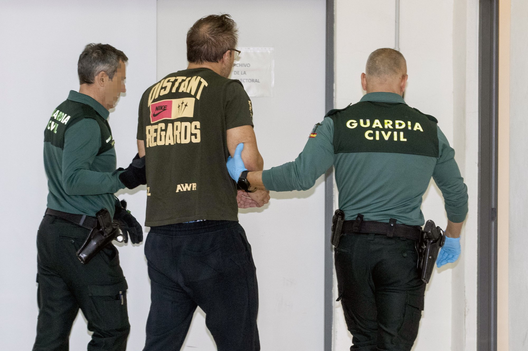 Guardia Civil officers escort a man suspected of killing a compatriot Singaporean woman is escorted to his arraignment at the Examining Magistrate’s Court in the town of Cieza, Murcia, Spain, on April 19. Photo: EPA-EFE