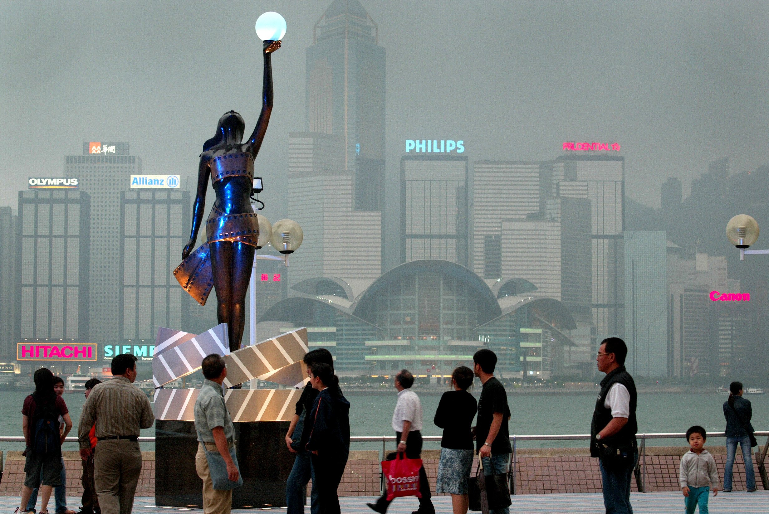 Locals and tourists wander along the 440-metre Avenue of Stars in Tsim Sha Tsui on April 28, 2004. Photo: Martin Chan