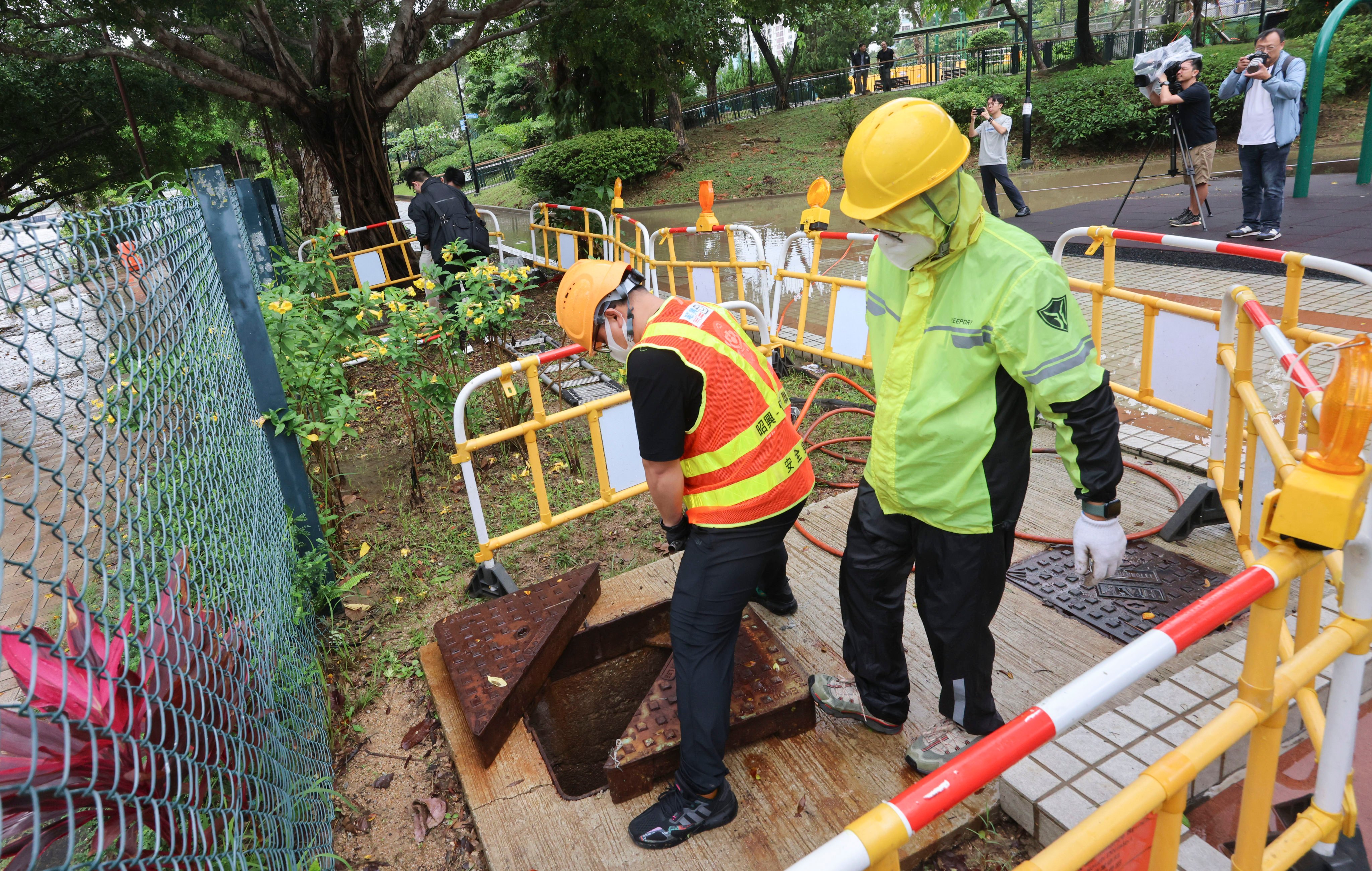 Two victims are suspected to have inhaled toxic gas in the manhole they were working in. Photo: Jelly Tse