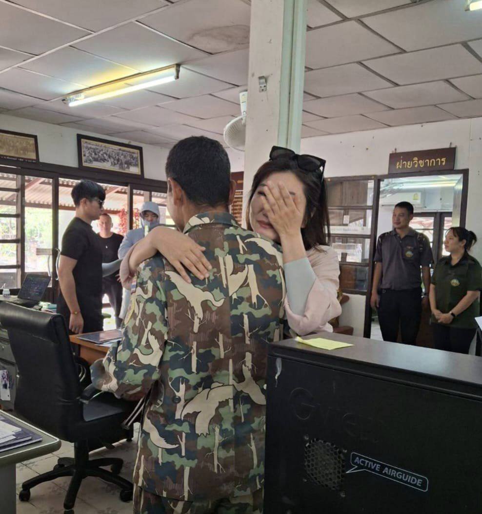 Wang Nan hugs one of the four officials who rescued her at Pha Taem National Park in Thailand. Photo: Facebook/pt074