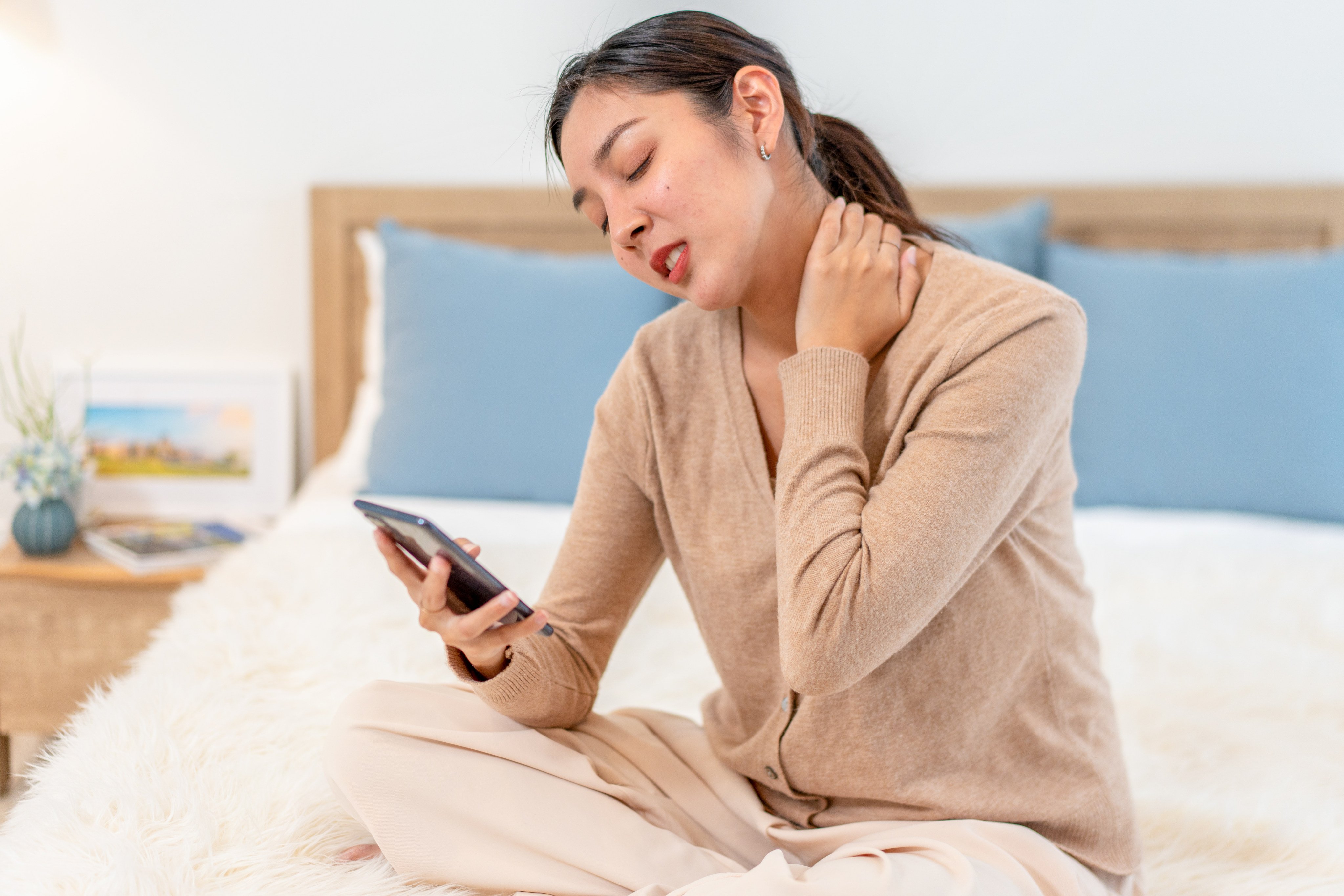 One in three people suffer neck pain each year. Hong Kong experts explain why it is easy to develop neck pain, and the lifestyle changes you can make to prevent it. Photo: Getty Images