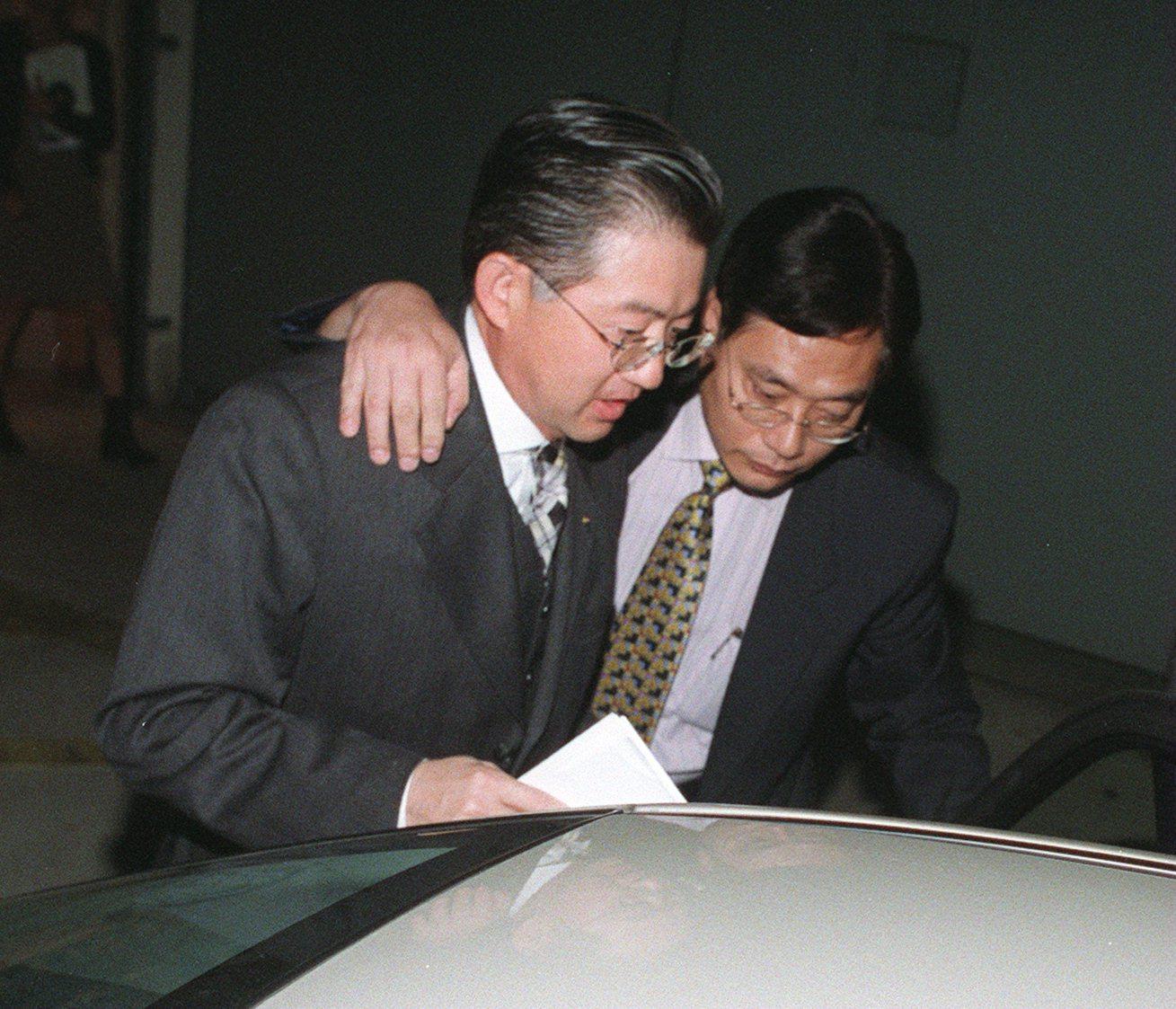 When a man offered to murder the ex-wife of Dr Walton Li’(left) in return for HK$800,000, the hospital chief called the police. Iu Shui-tai, who made the hoax offer, was sentenced to 2½ years for the attempt to swindle him. Photo: SCMP