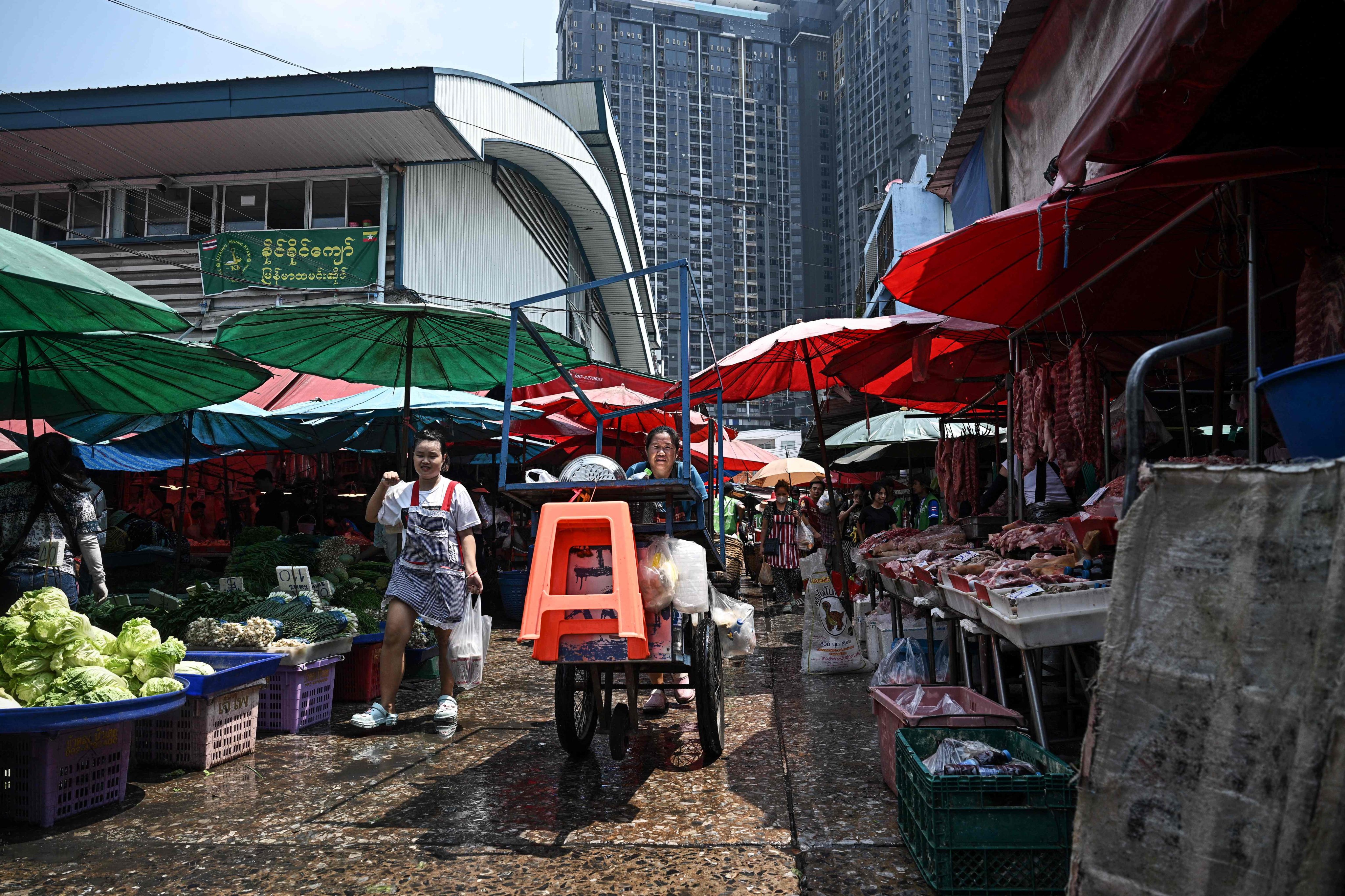 A vendor moves a cart through a market in Bangkok. Thailand’s poor growth performance started well before the pandemic hit. Photo: AFP