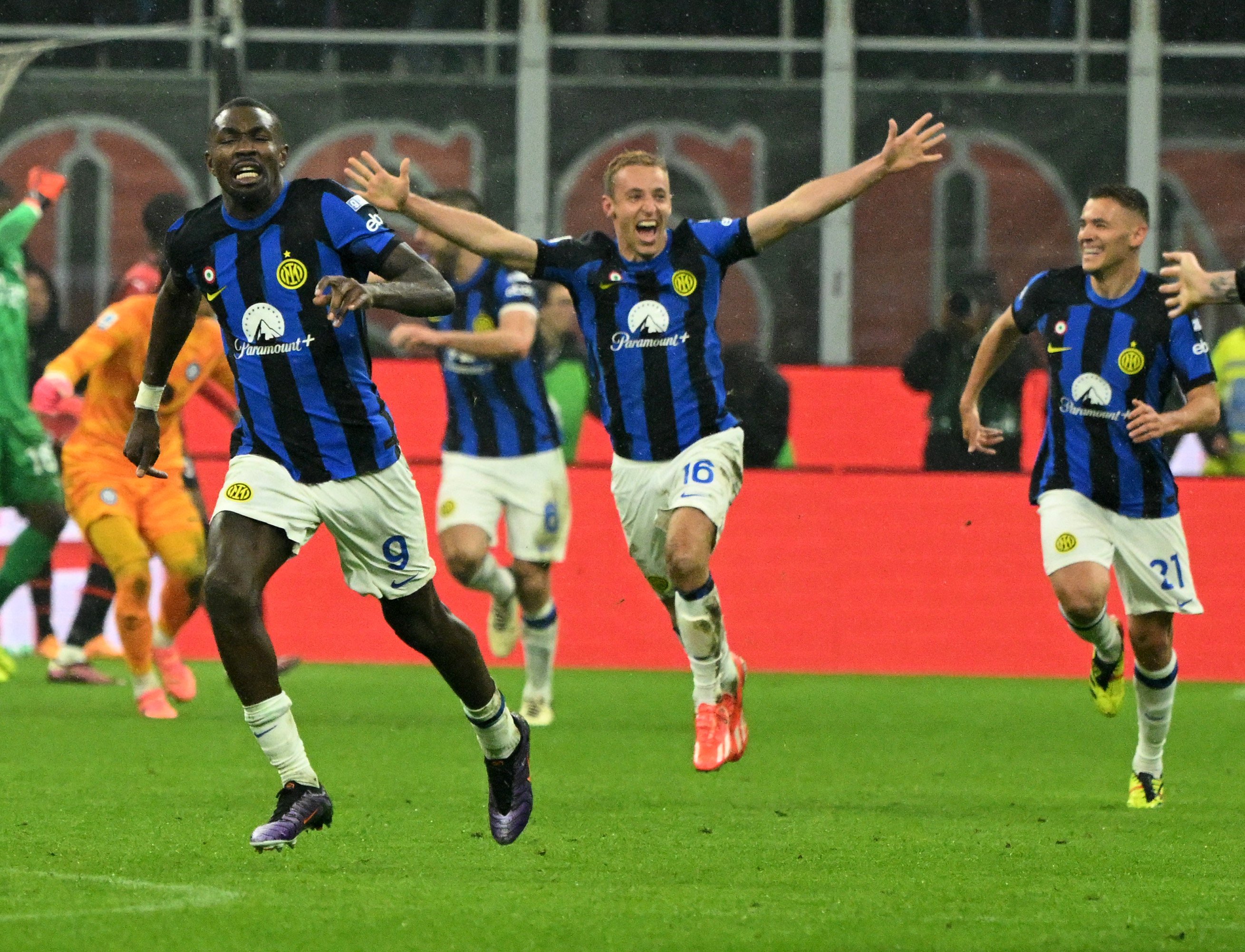Inter players celebrate victory over rivals Milan which secured the Italian championship. Photo: Xinhua