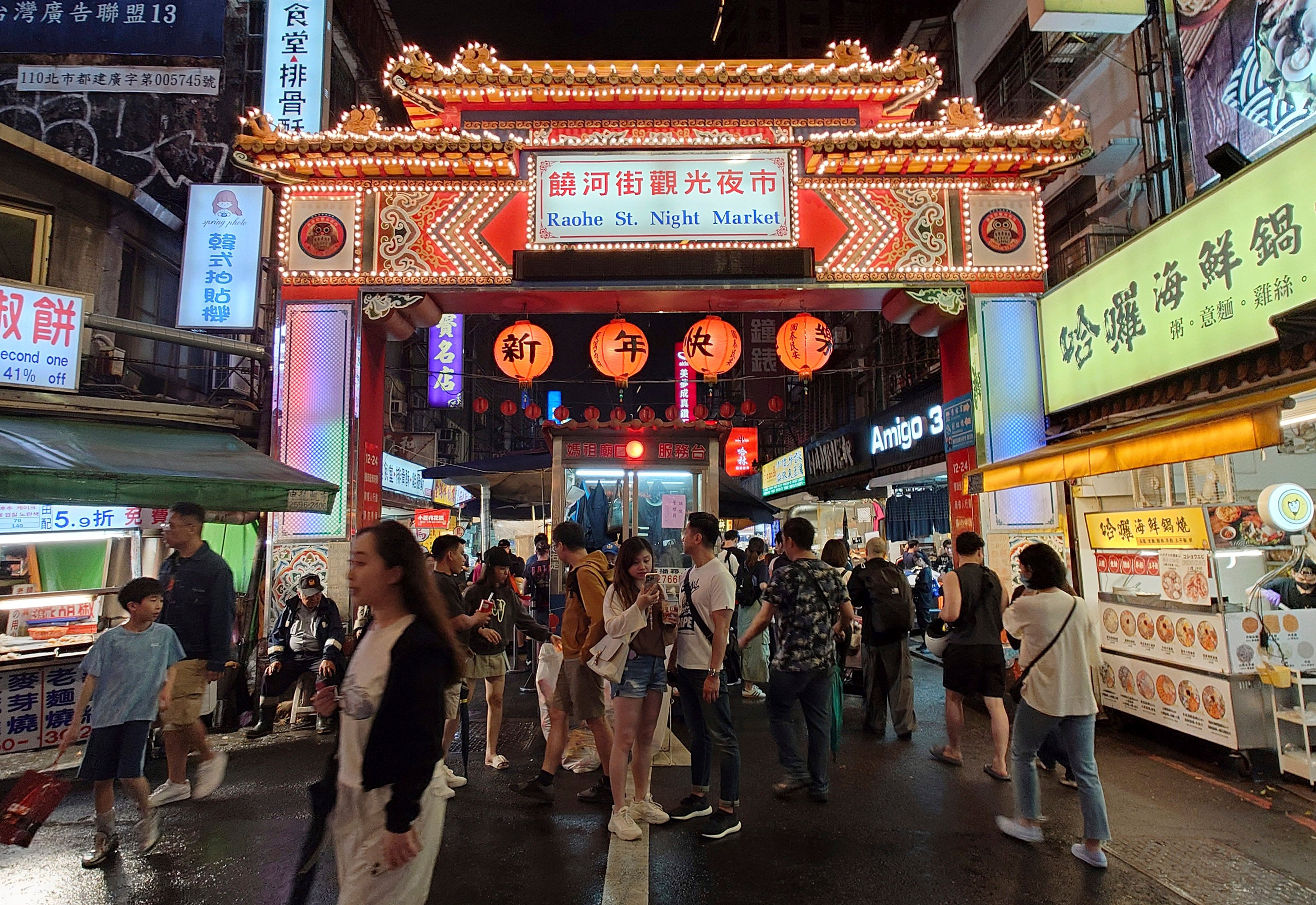 Visitors walk around a night market in Taipei, Taiwan on March 31. Photo: AP