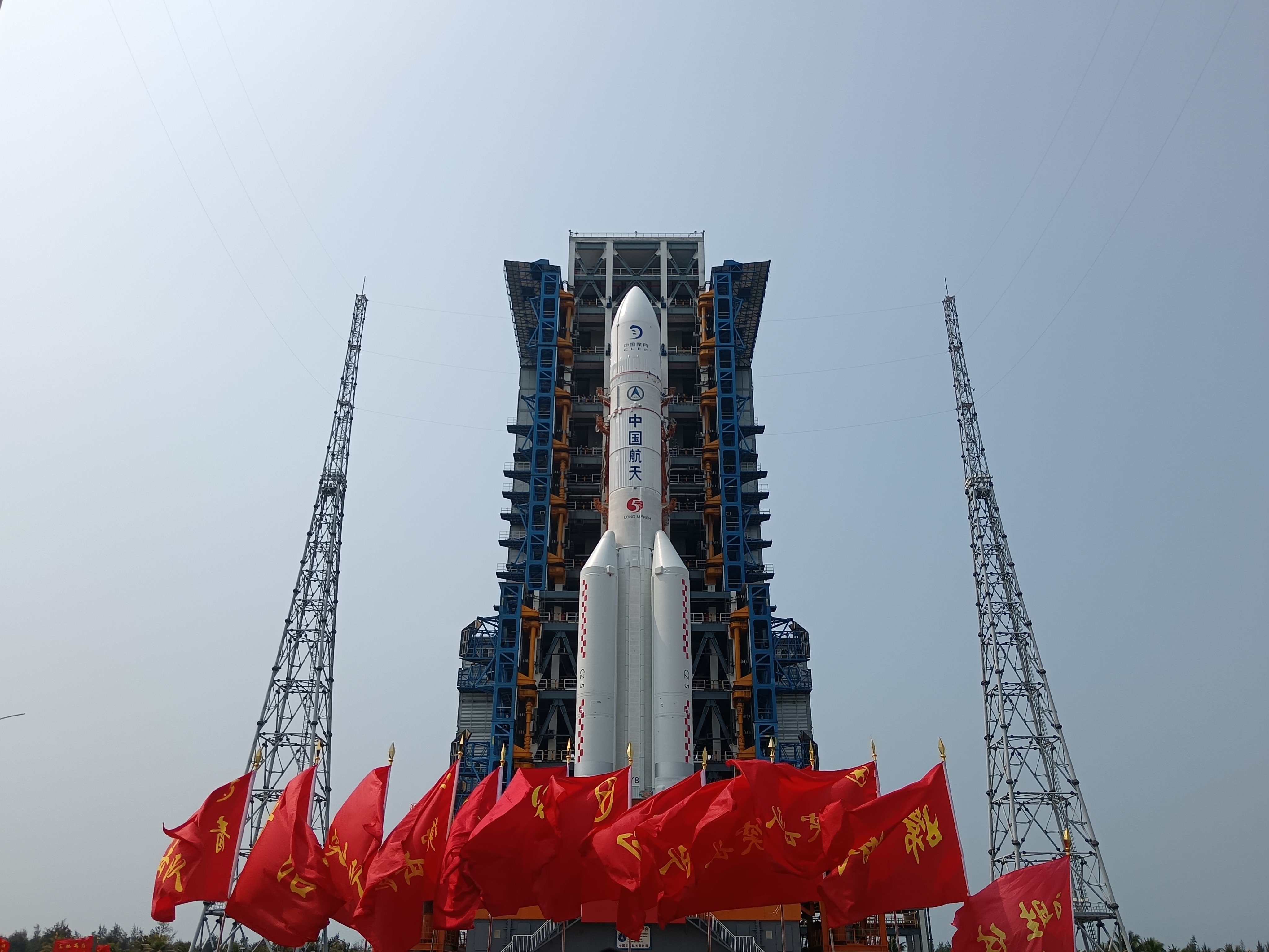 The Chang’e 6 lunar probe and the Long March-5 Y8 carrier rocket stand ready at the Wenchang Space Launch Site in Hainan province on Saturday. Photo: Xinhua