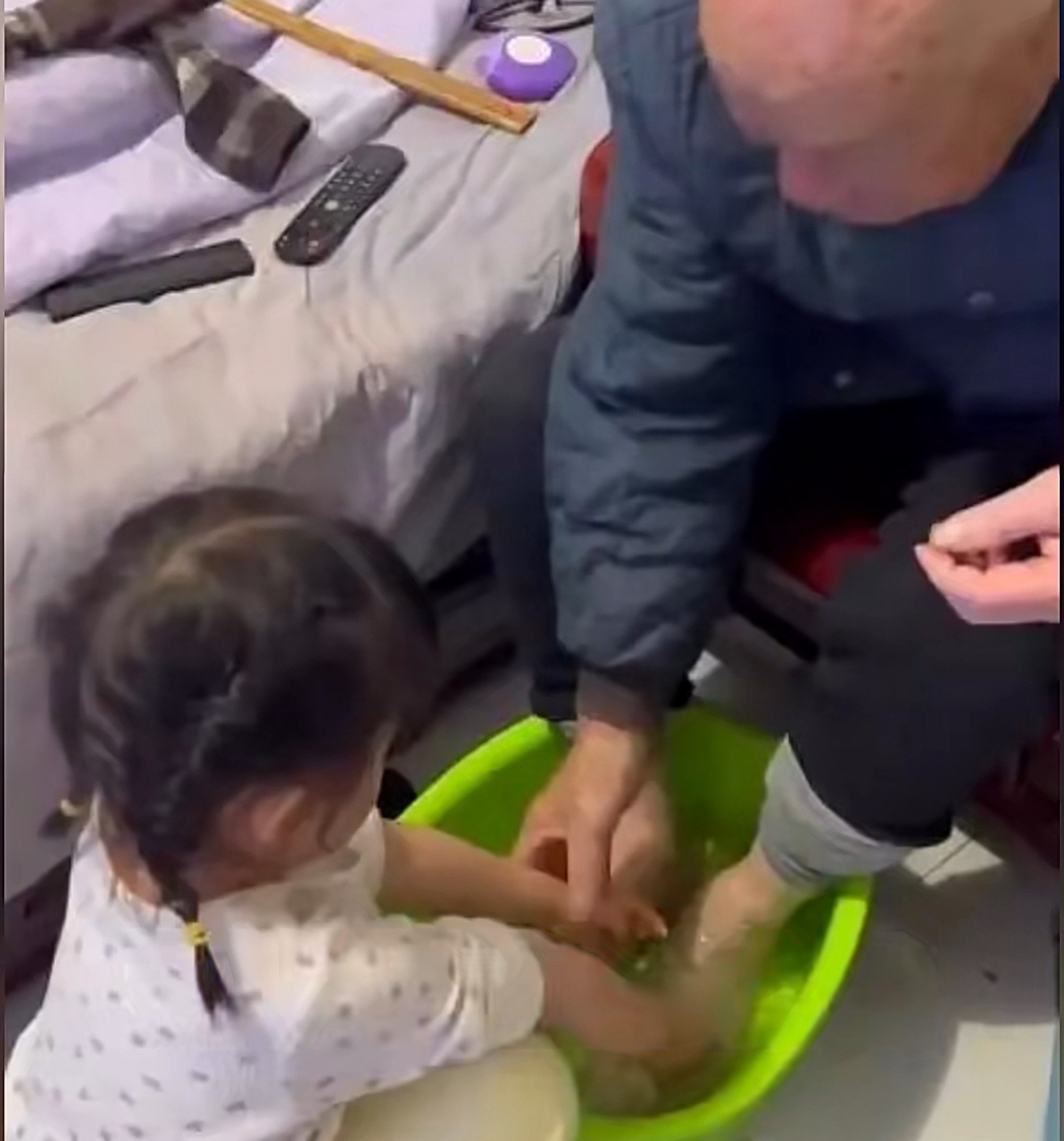 The care Liu gave to Ruan even stretched to his granddaughter helping the old man wash his feet. Photo: Baidu