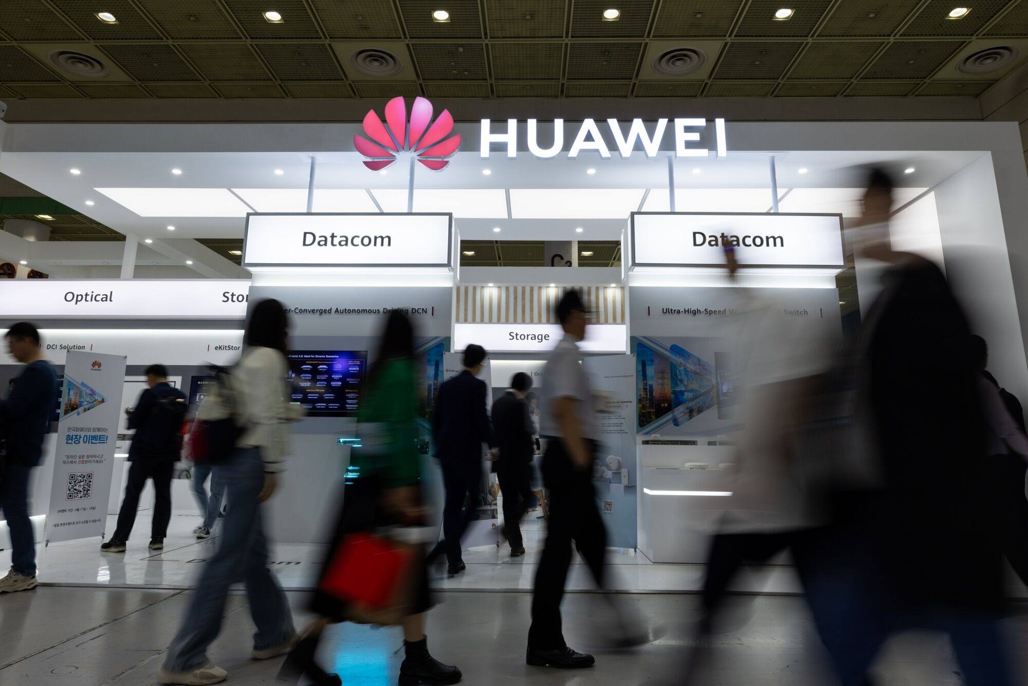 Attendees walk past the Huawei booth at the World IT Show in Seoul, South Korea, April 17, 2024. Photo: Bloomberg