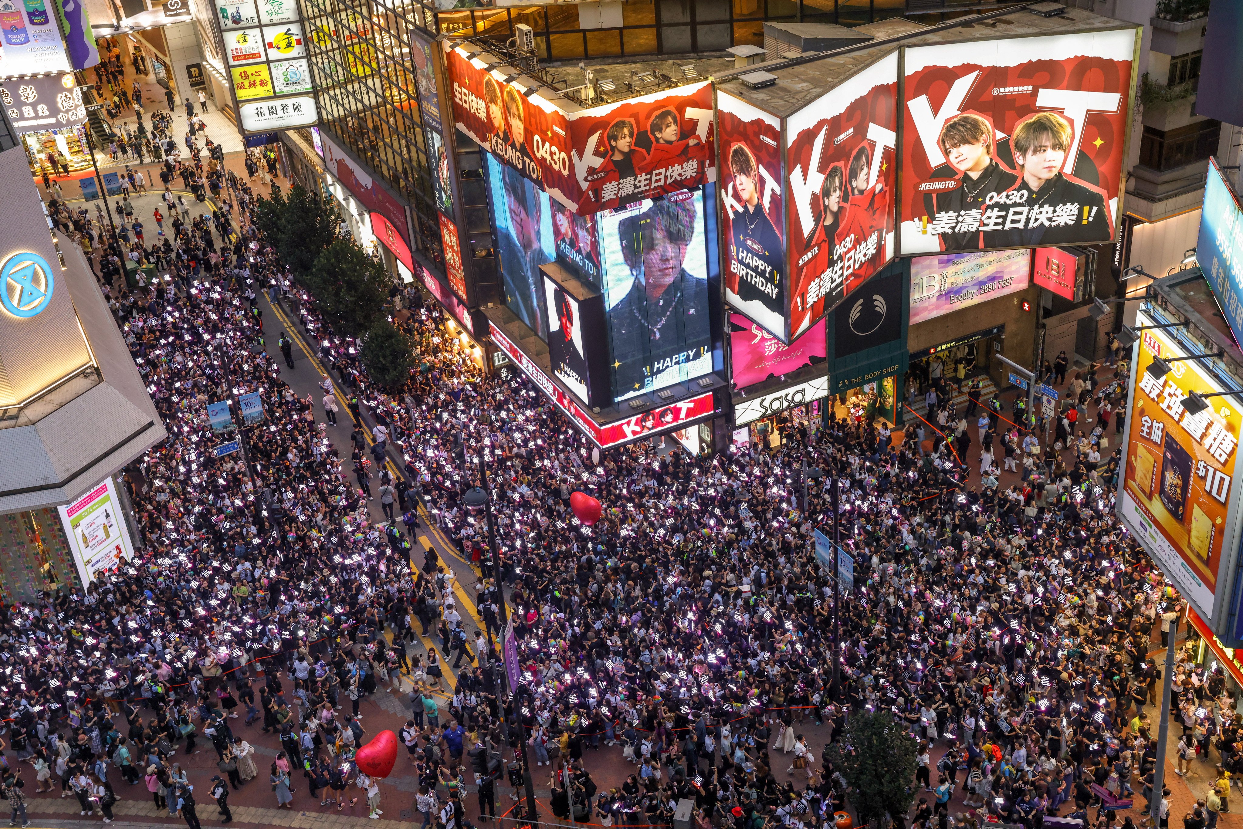 Scores of fans of the Mirror member pack Hennessy Road to celebrate Keung To’s birthday. Photo: Yik Yeung-man