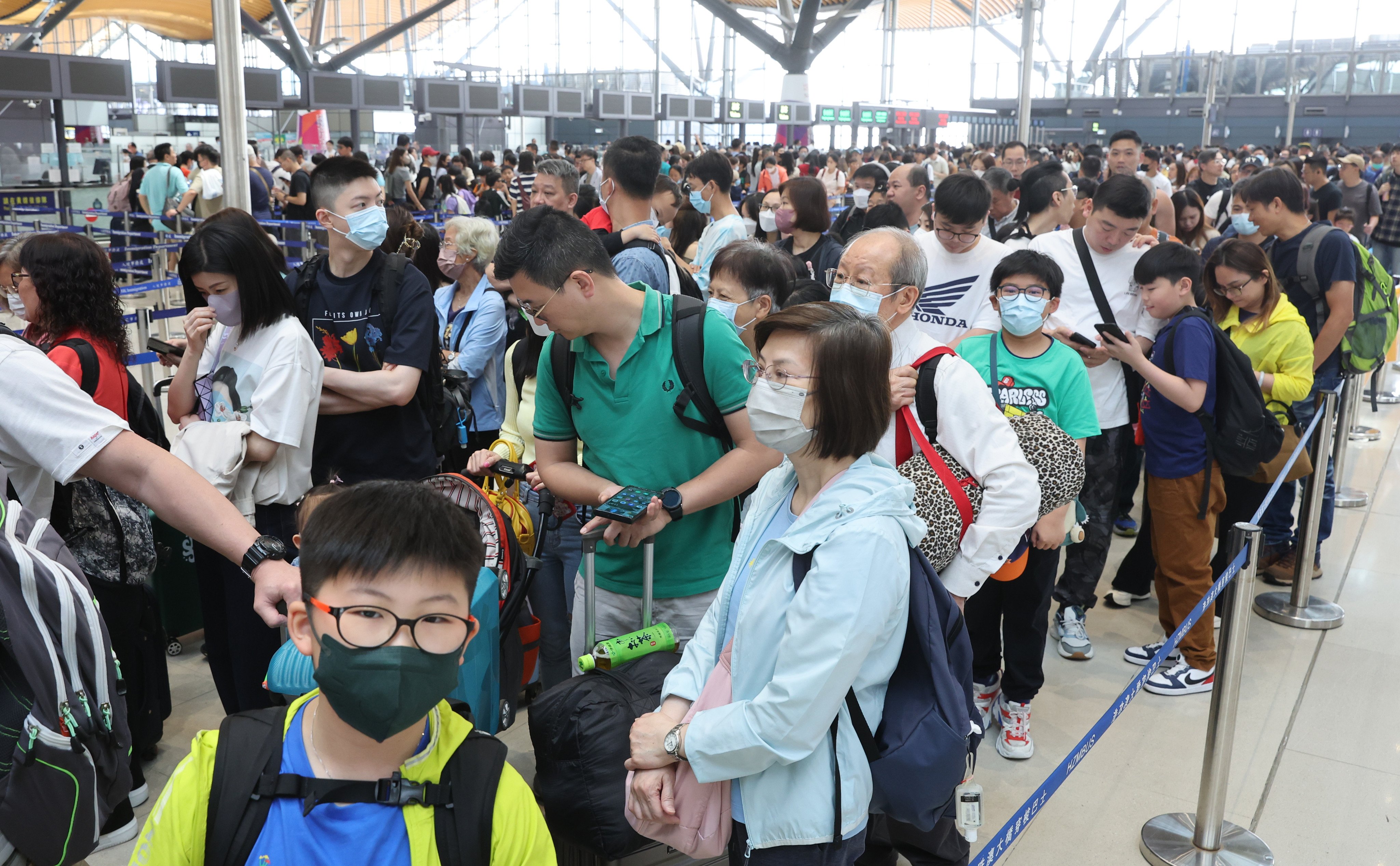 Travellers crowd waiting to cross border at Hong Kong-Zhuhai-Macao Bridge Control Point on the first day of the Easter holiday.  Photo: Edmond So