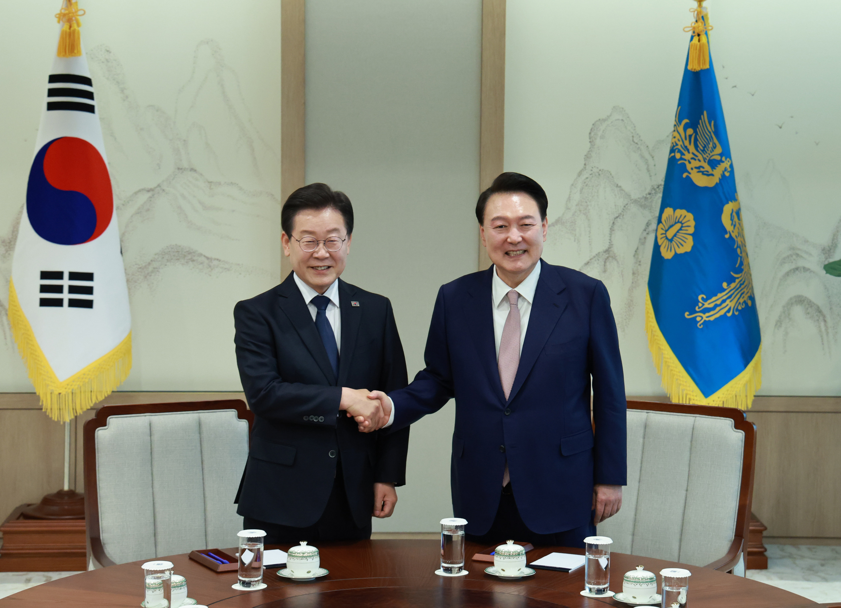 South Korean President Yoon Suk-yeol (right) poses for a photo with Lee Jae-myung, head of the main opposition Democratic Party, before their talks at the presidential office in Seoul on Monday. Photo: dpa
