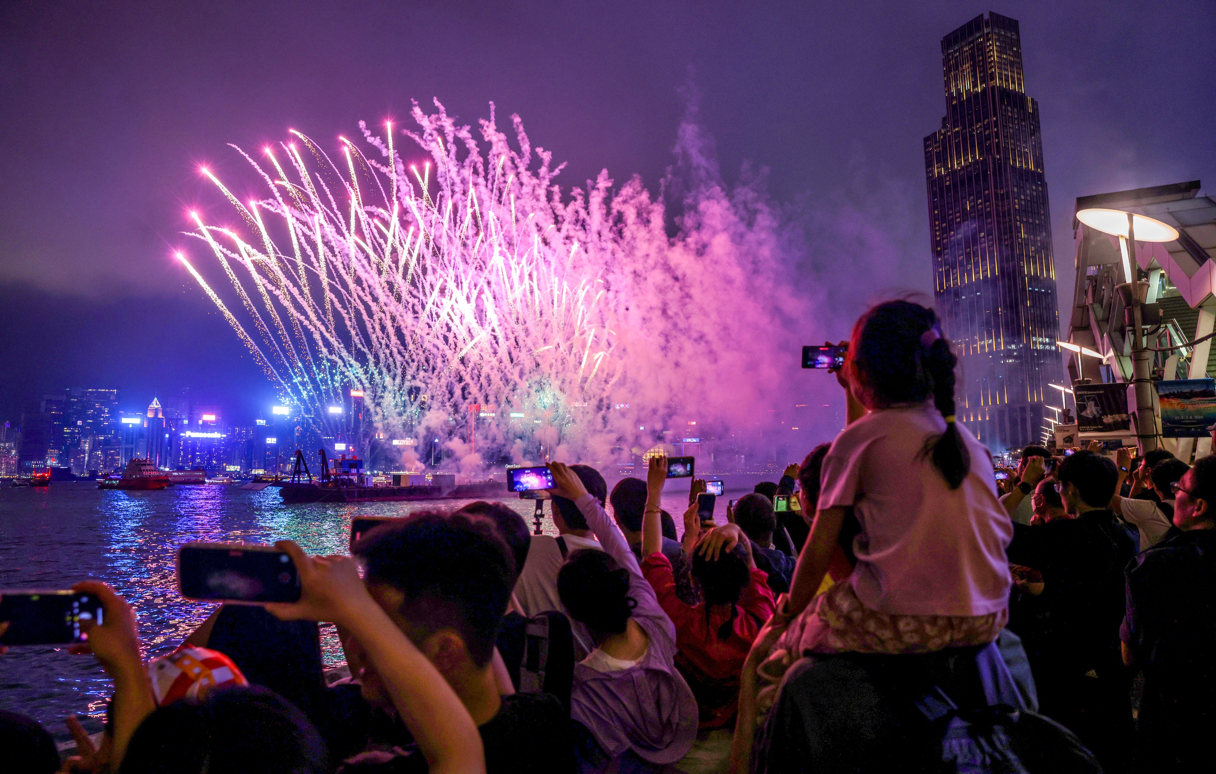 The fireworks were set to the music of the daily “Symphony of Lights” multimedia show. Photo: Yik Yeung-man