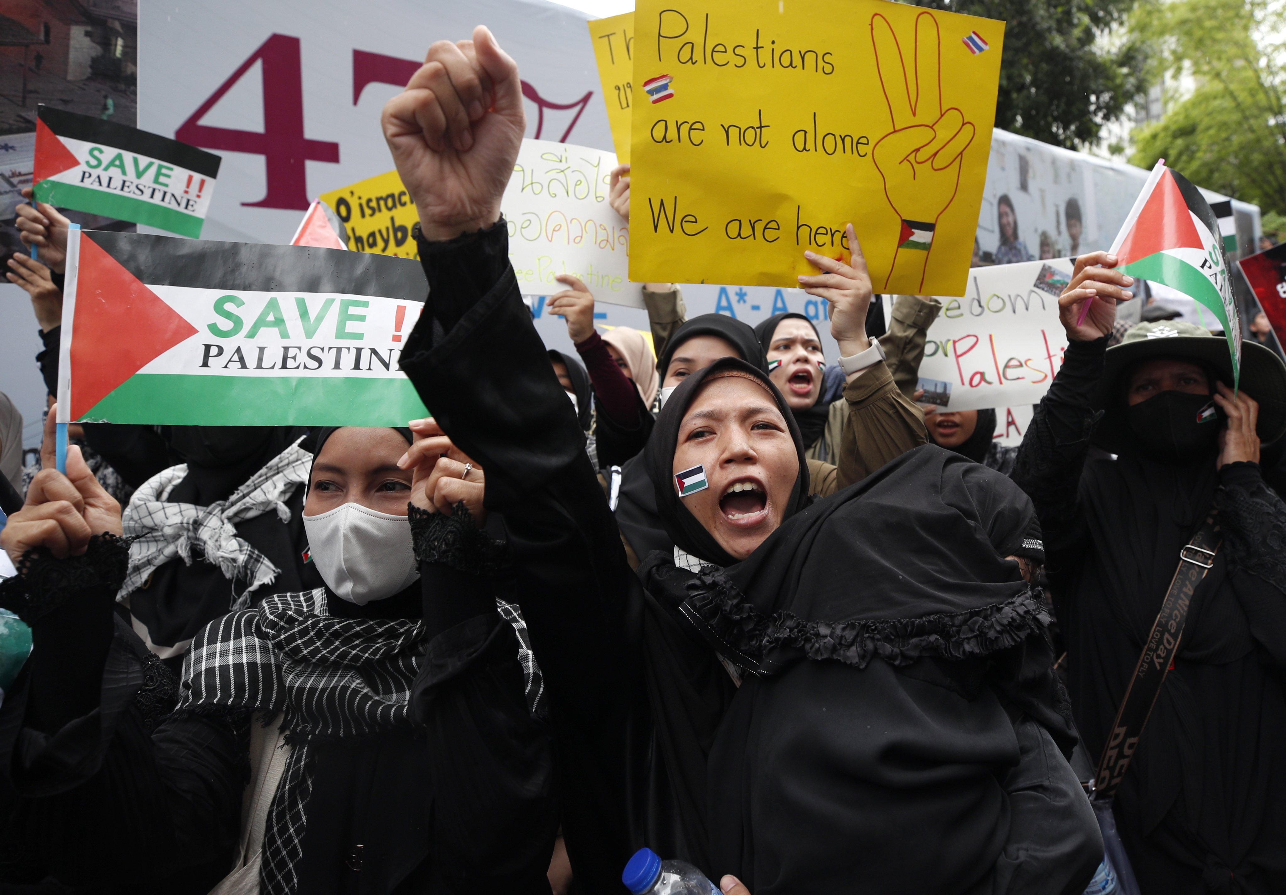 Muslim Thai protesters hold signs and shout slogans in solidarity with Palestine outside the Israeli embassy in Bangkok, Thailand on October 21, 2023. Photo: EPA-EFE