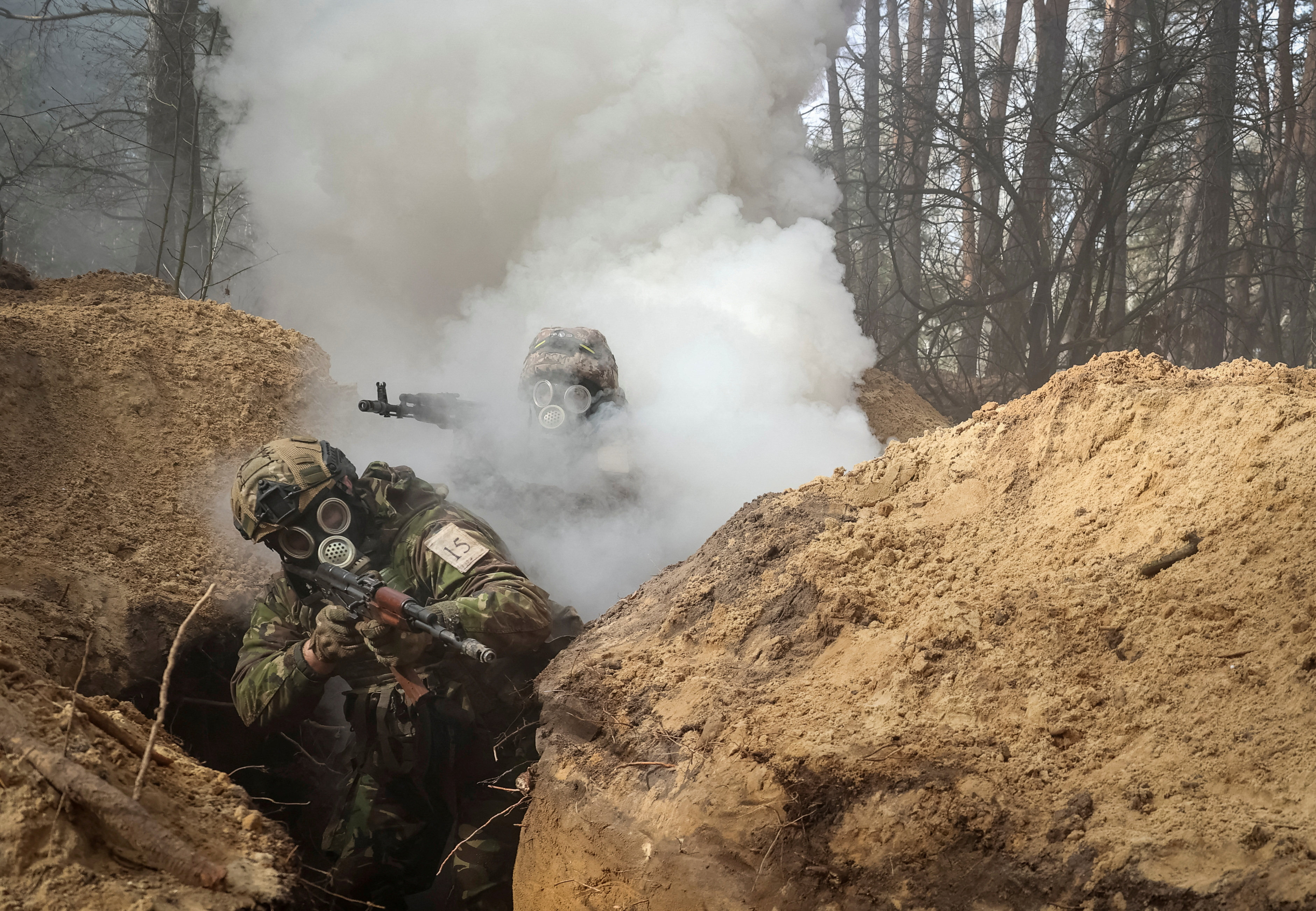  Ukrainian servicemen take part in radiation, chemical and biological hazard drills Kharkiv in February. Photo: Reuters