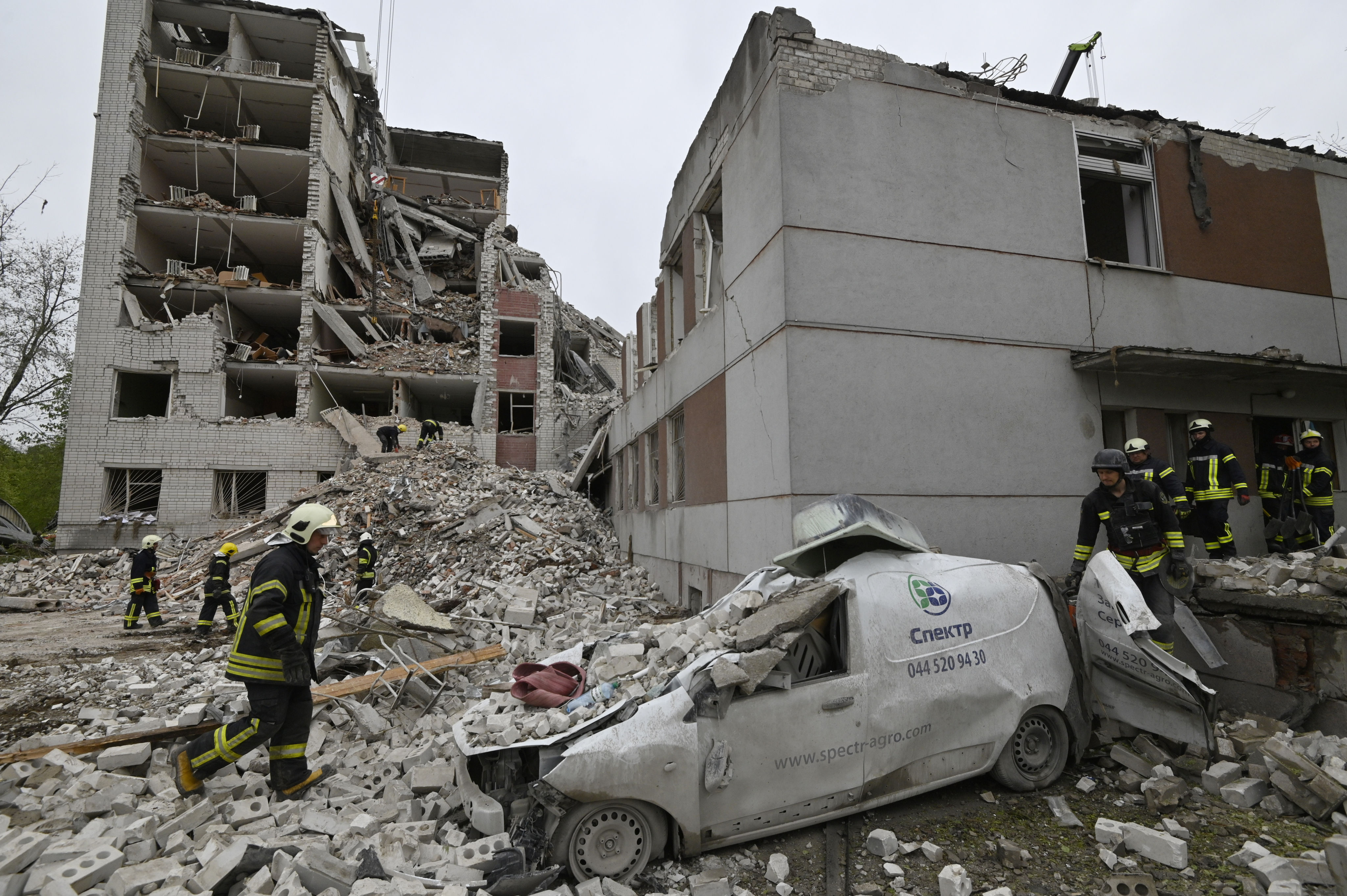 Rescuers are seen at a destroyed building following a missile attack by the Russian army in Chernihiv, Ukraine. Photo: SOPA Images via ZUMA Press Wire/dpa