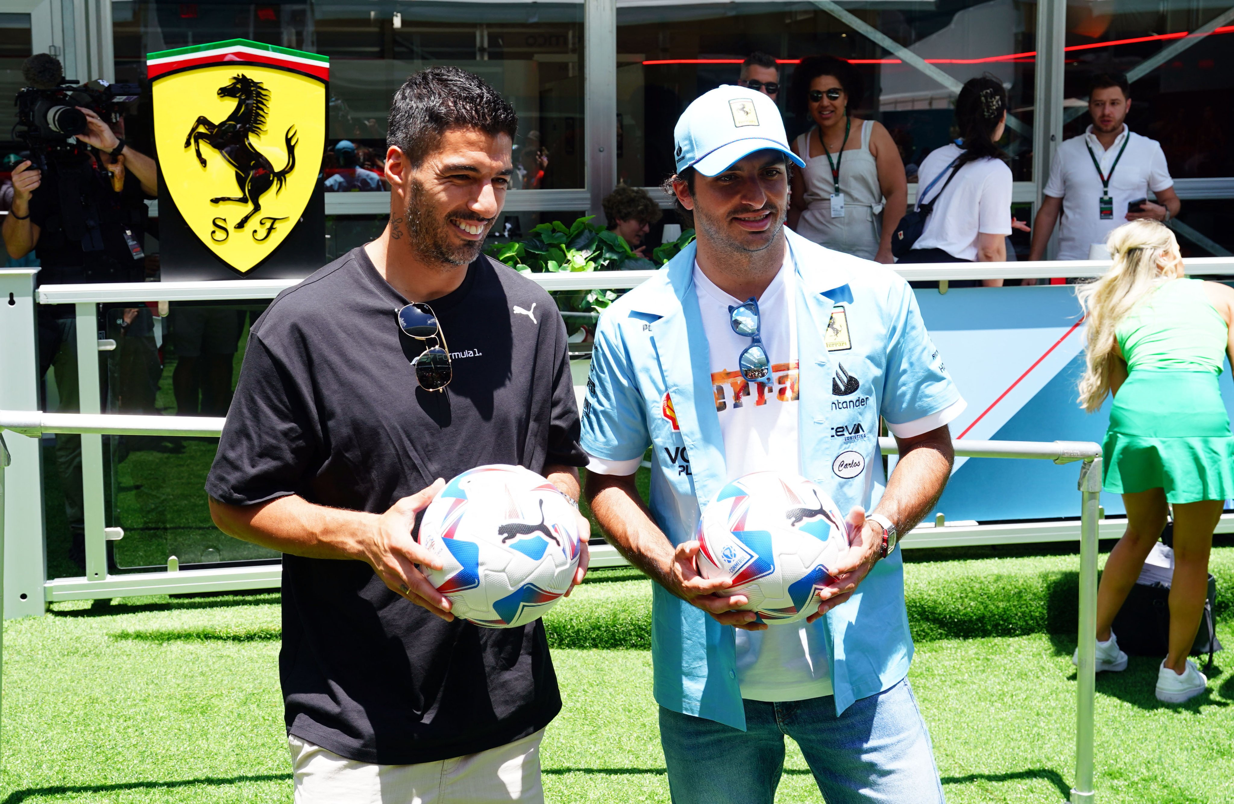 Luis Suarez and Carlos Sainz pose together ahead of the Miami Grand Prix. Photo: USA Today