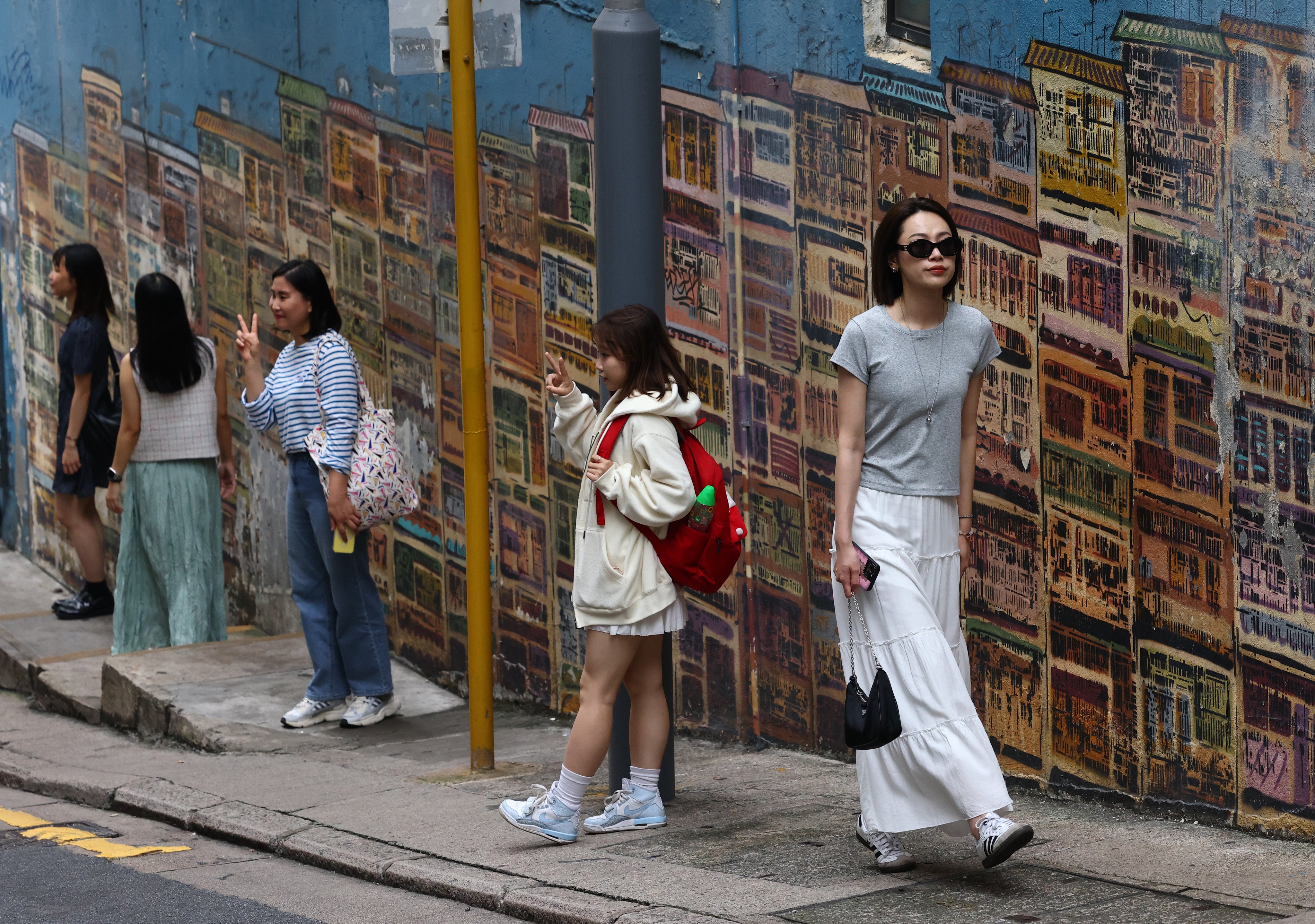 Tourists visit Central during the Labour Day holiday. Hong Kong welcomed a daily average of about 187,375 mainland tourists between May 1 and 3. Photo: Dickson Lee