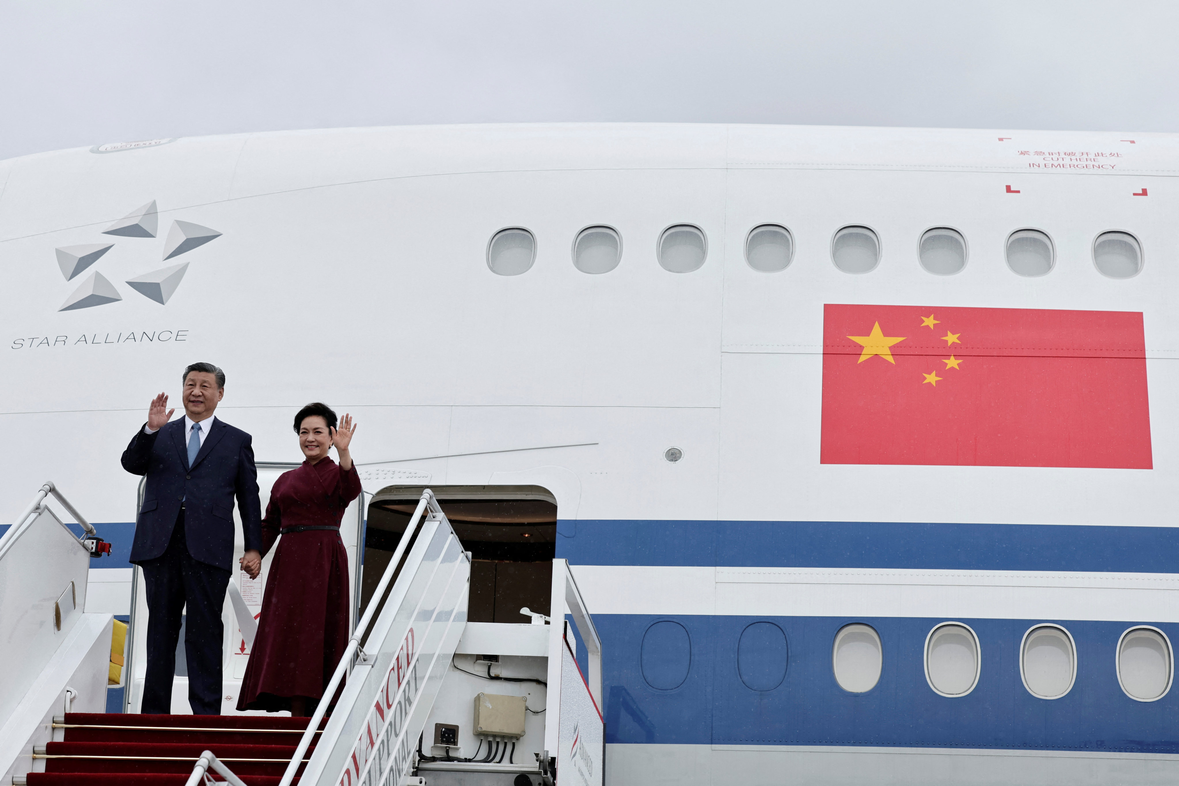 China’s President Xi Jinping and his wife Peng Liyuan waves before disembarking from their plane. Photo: REUTERS