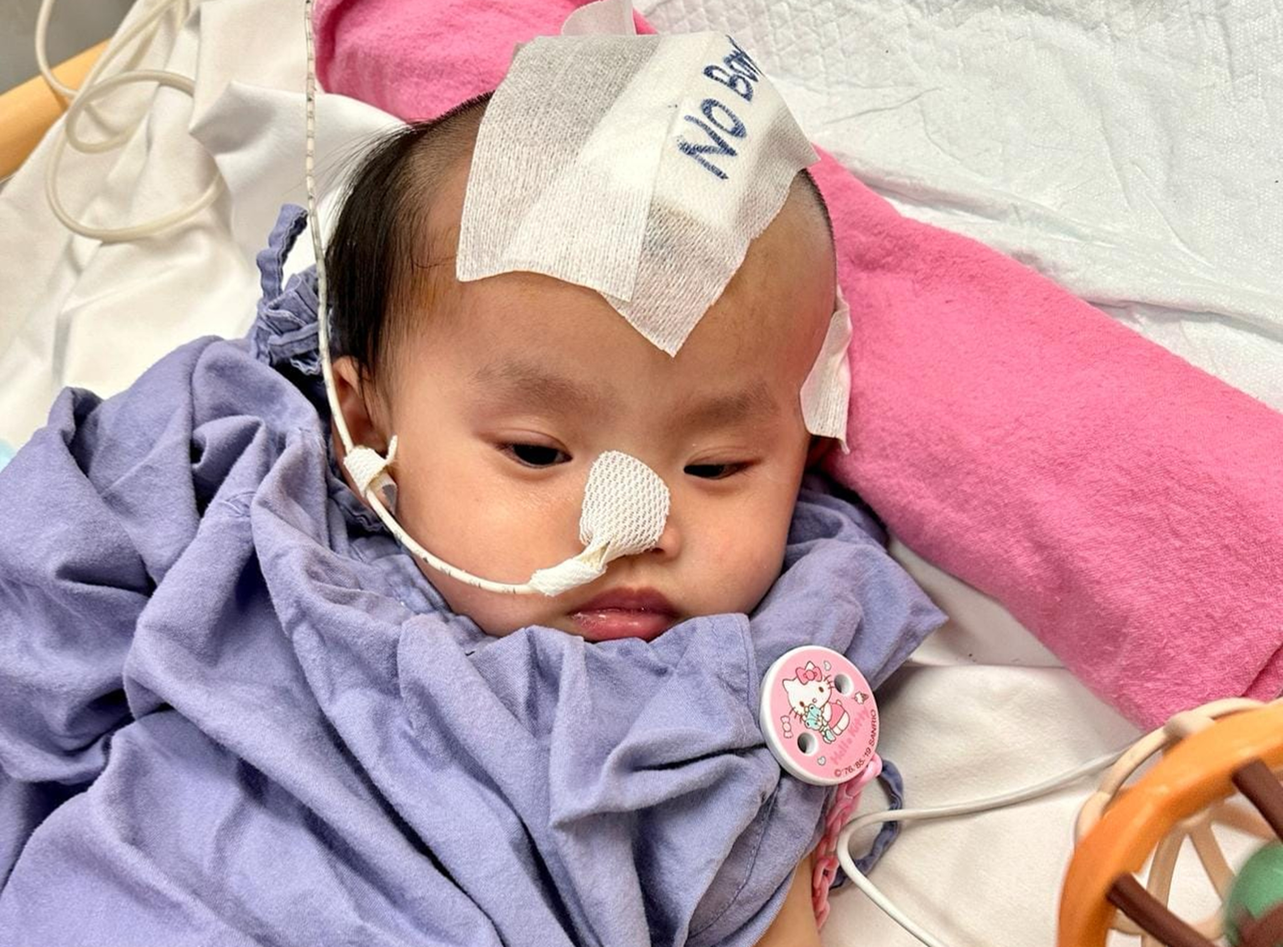 ‘Little Suet-yee’ in hospital. Her vision has also been impaired following major bleeding in her eyes from the injuries. Photo: Facebook/香港關懷力量
