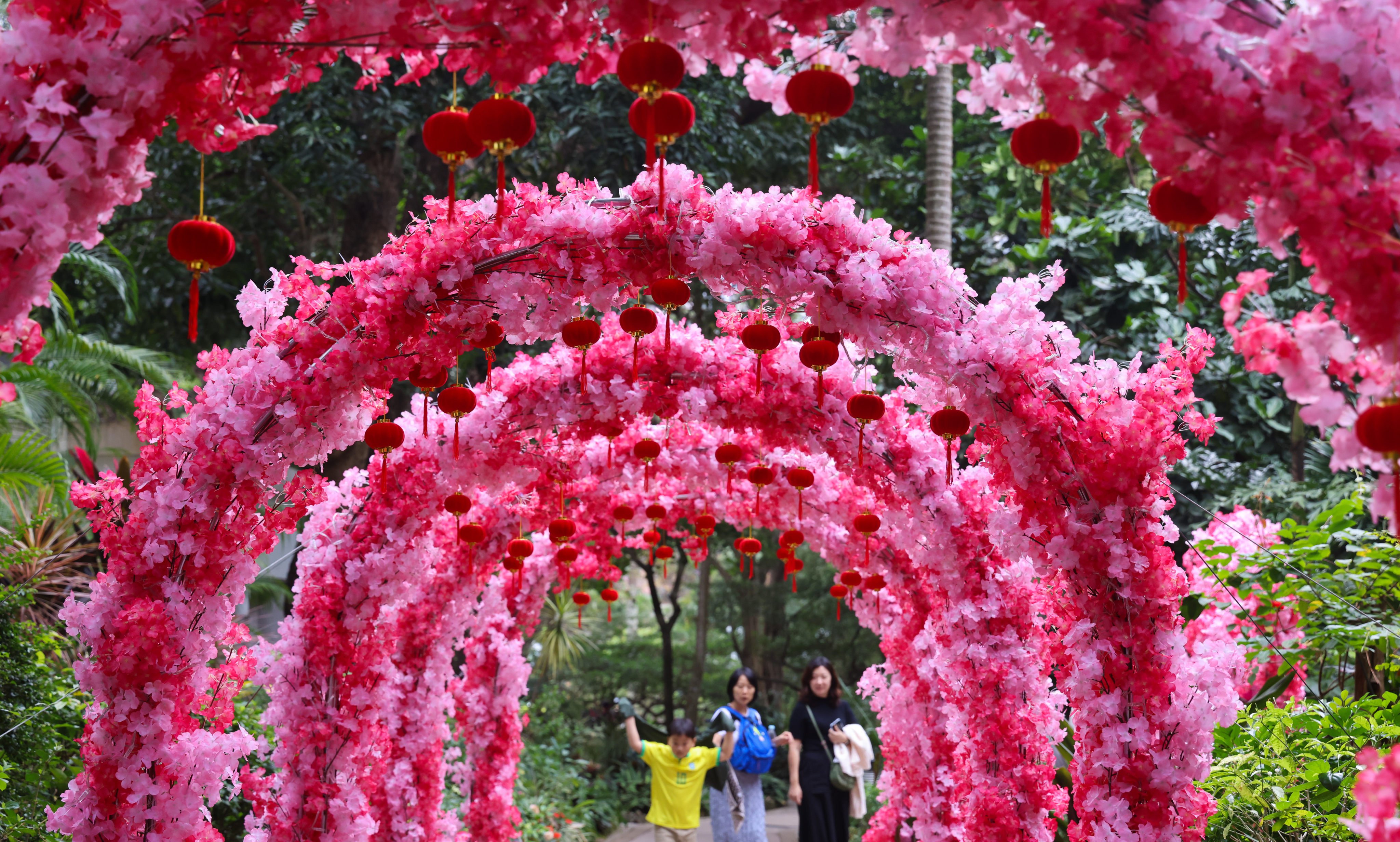People enjoy a flower tunnel set up to celebrate the Lunar New Year at Hong Kong Park, Admiralty, on February 5. Photo: Dickson Lee