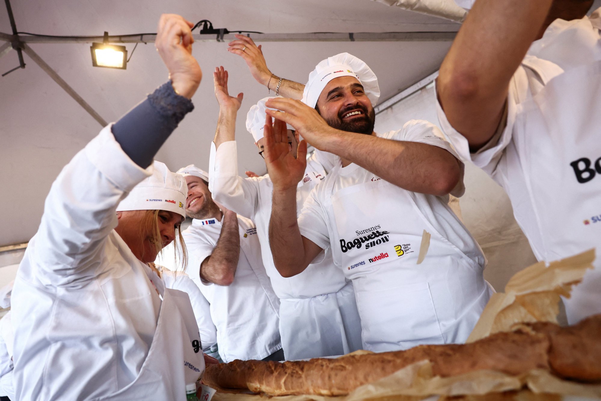 Capofamiglia: i panettieri francesi producono la baguette più lunga del mondo, battendo l'Italia di 5 anni