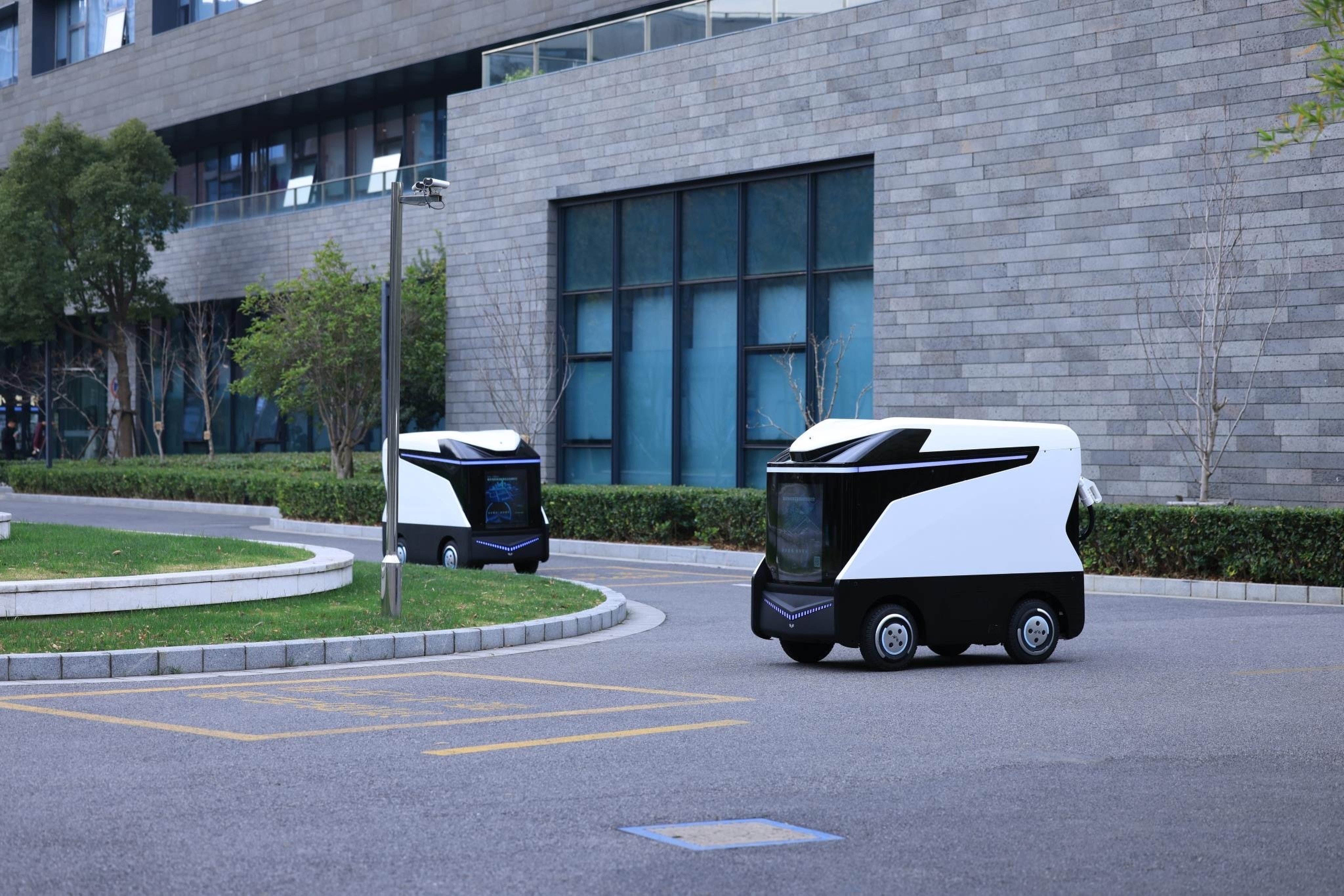 Zongmu Technology has set its sights on commercialising its recently launched self-driving EV charging robot in mainland China. Photo: Handout