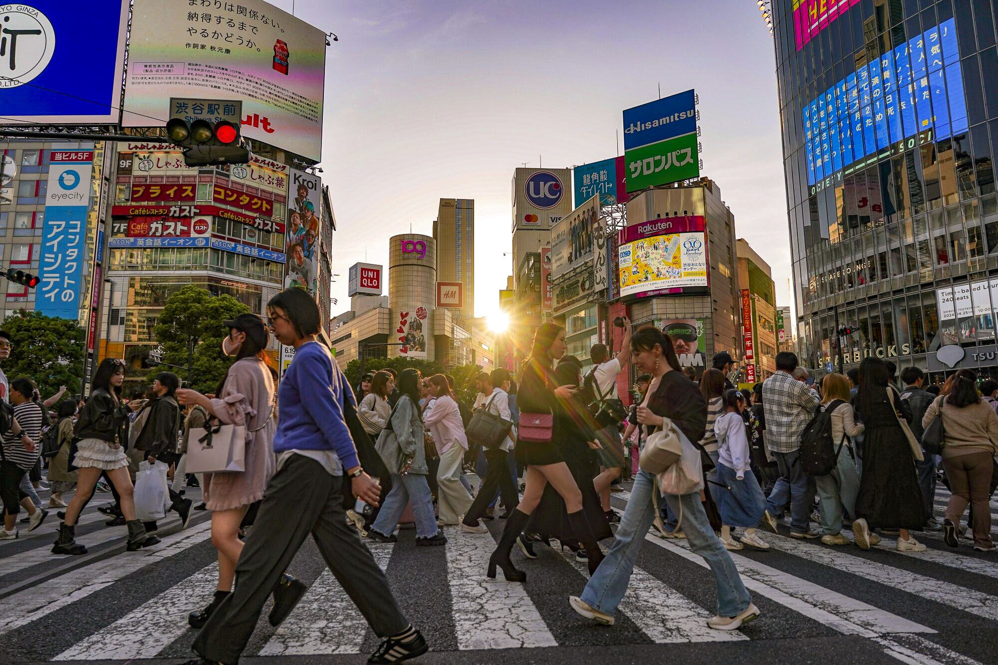 Pedestrians cross an intersection in the Shibuya district of Tokyo, Japan, on Thursday, May 2, 2024. Photo: Bloomberg