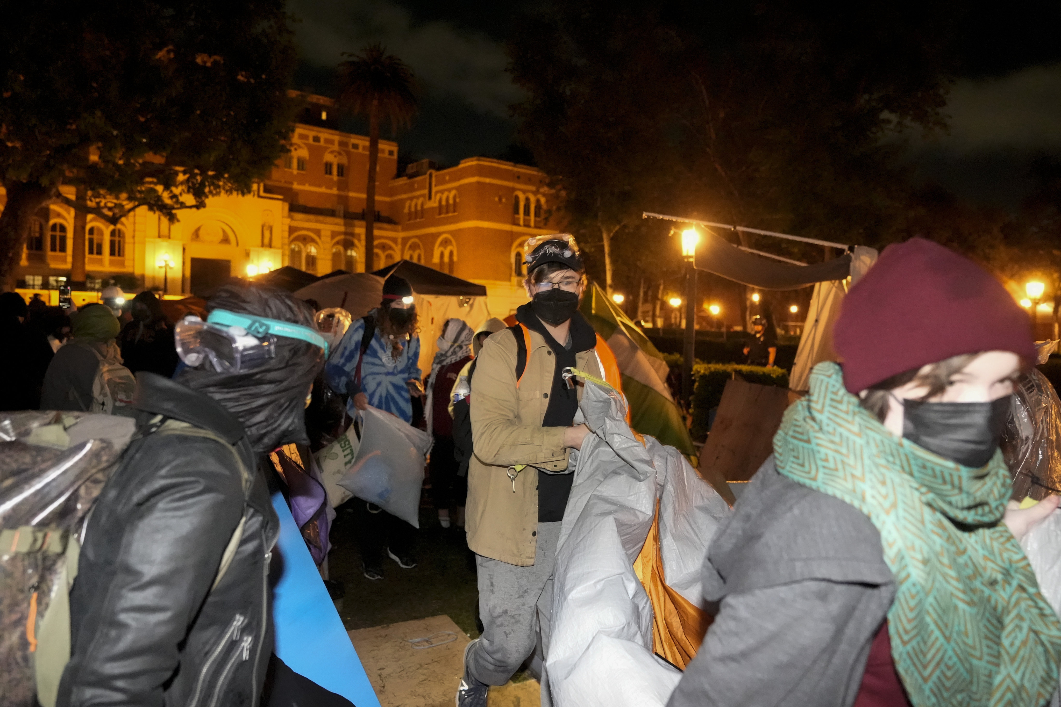 Pro-Palestinian demonstrators at the University of Southern California remove their belongings. Photo: AP