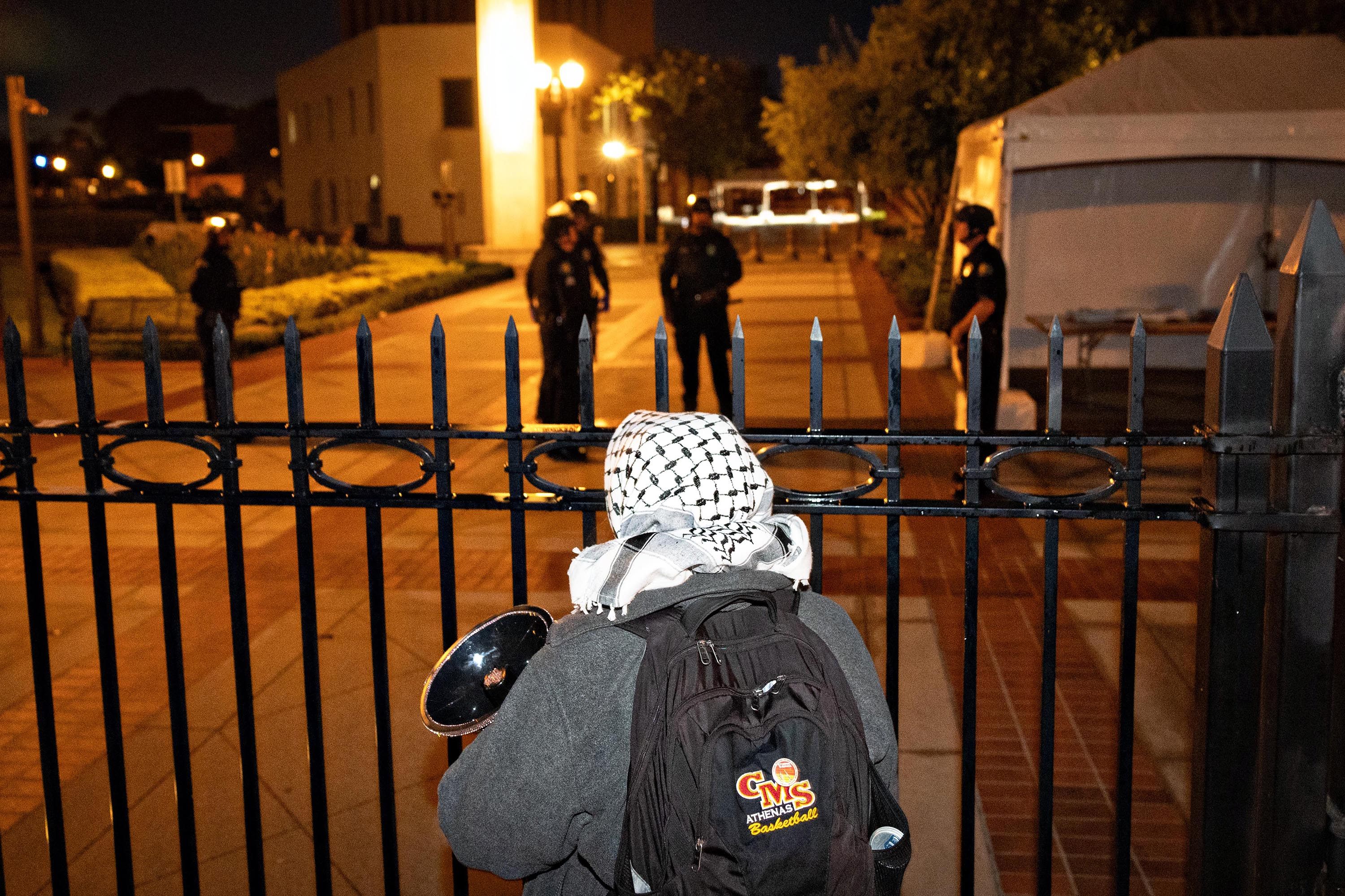 A pro-Palestinian supporter waits outside the gate of University of Southern California (USC) in Los Angeles after being kicked out of campus by police on Sunday. Photo: Los Angeles Times / TNS