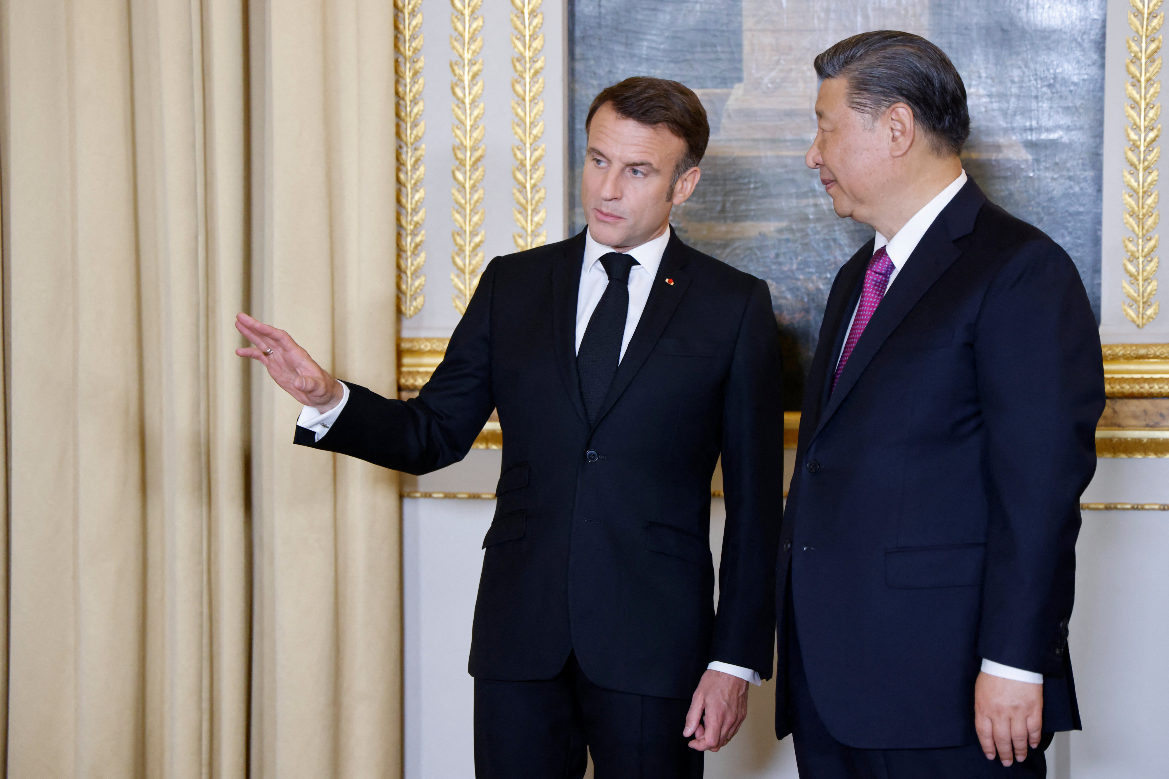 French President Emmanuel Macron speaks with Chinese President Xi Jinping ahead of an official state dinner at the Elysee Palace. Photo: Reuters