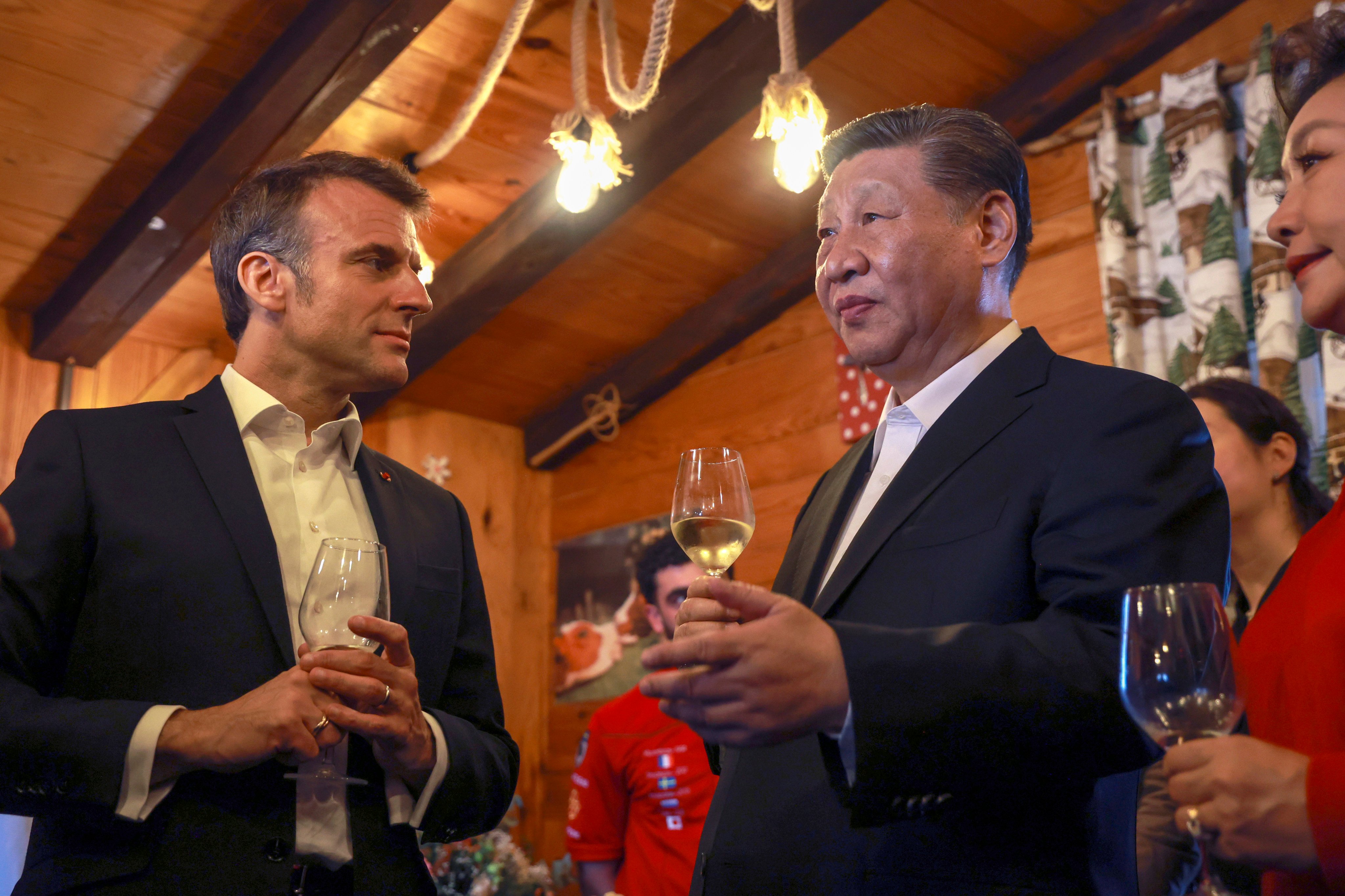 Chinese President Xi Jinping with his host and counterpart Emmanuel Macron at a restaurant in the Pyrenees mountains on Tuesday. Photo: AP